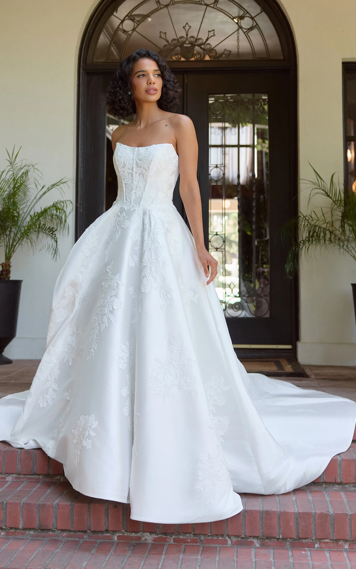 d4407 Trägerloses A-Linien-Brautkleid aus Mikado mit floralen Spitzenapplikationen  by Essense of Australia