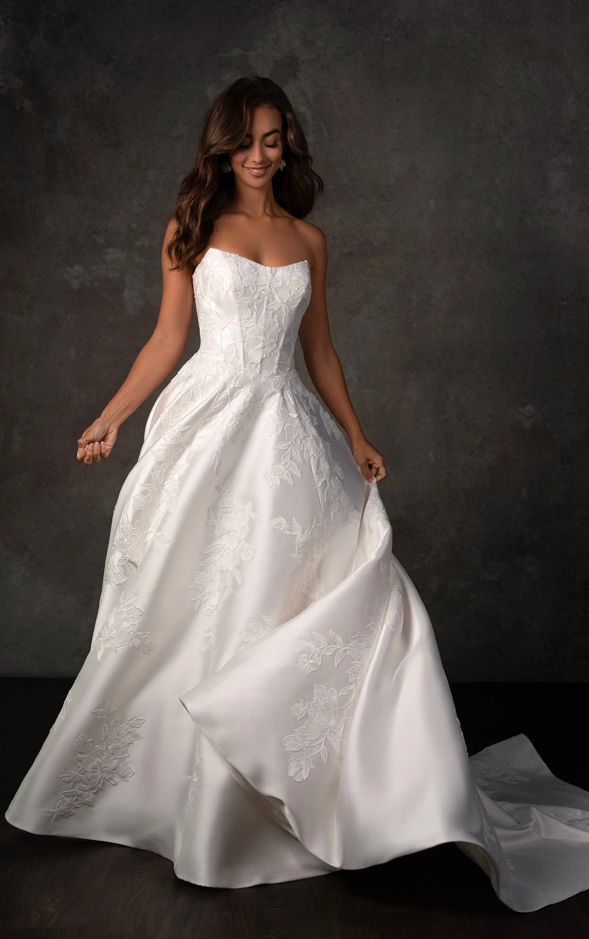 d4407 Trägerloses A-Linien-Brautkleid aus Mikado mit floralen Spitzenapplikationen  by Essense of Australia