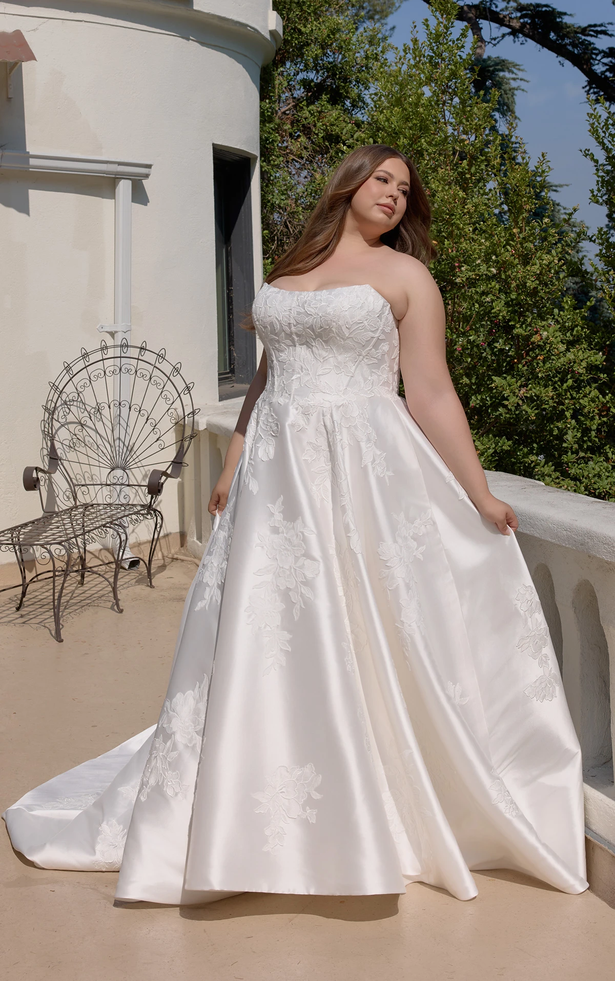 d4407 Trägerloses A-Linien-Brautkleid aus Mikado mit floralen Spitzenapplikationen  by Essense of Australia