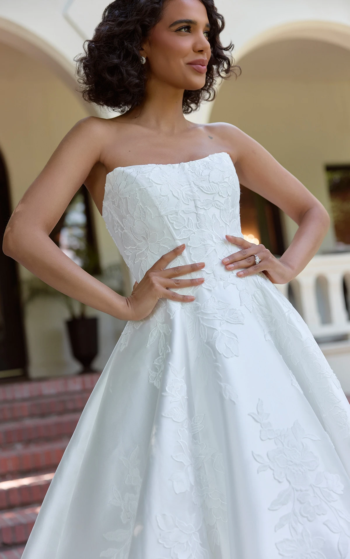 d4407 Trägerloses A-Linien-Brautkleid aus Mikado mit floralen Spitzenapplikationen  by Essense of Australia