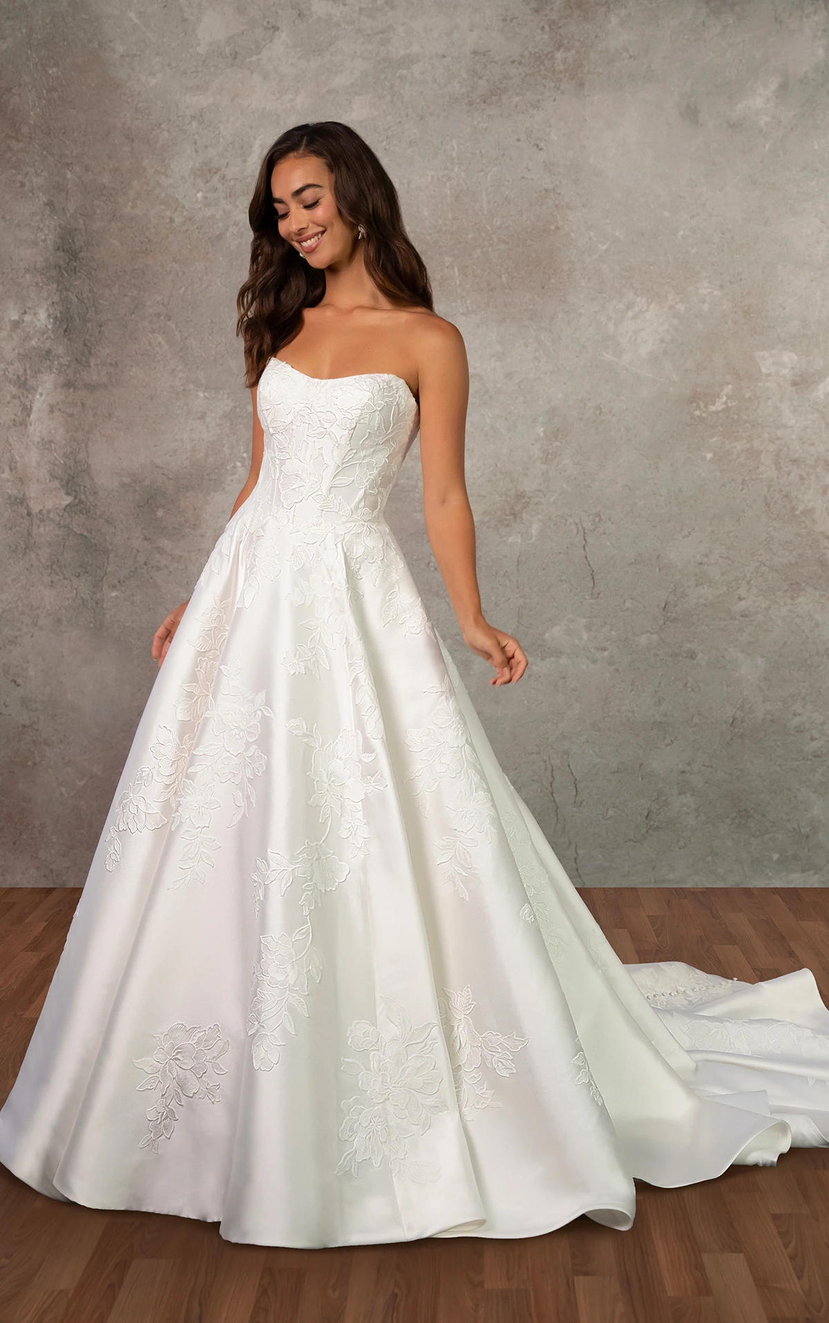 d4407 Trägerloses A-Linien-Brautkleid aus Mikado mit floralen Spitzenapplikationen  by Essense of Australia