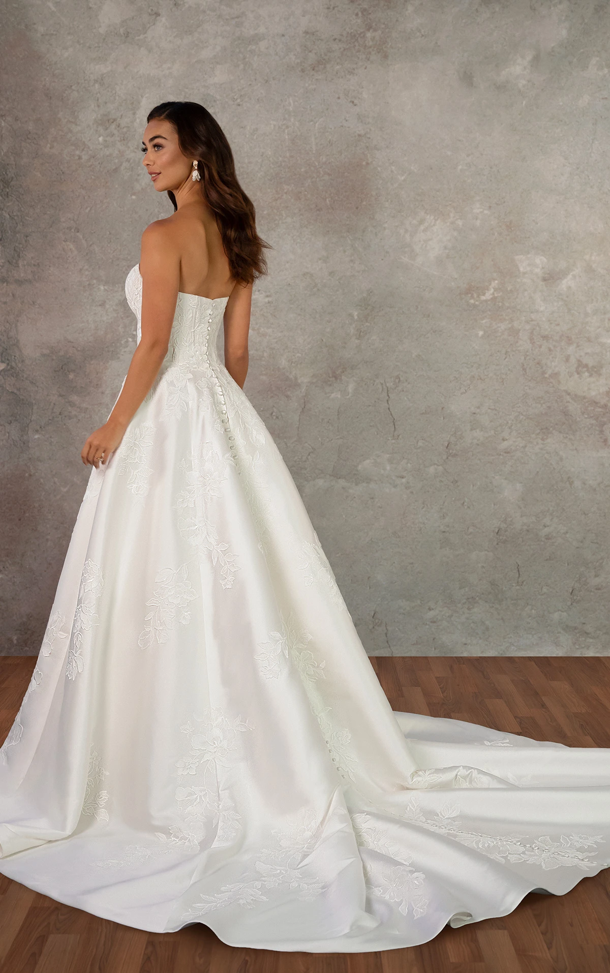 d4407 Trägerloses A-Linien-Brautkleid aus Mikado mit floralen Spitzenapplikationen  by Essense of Australia