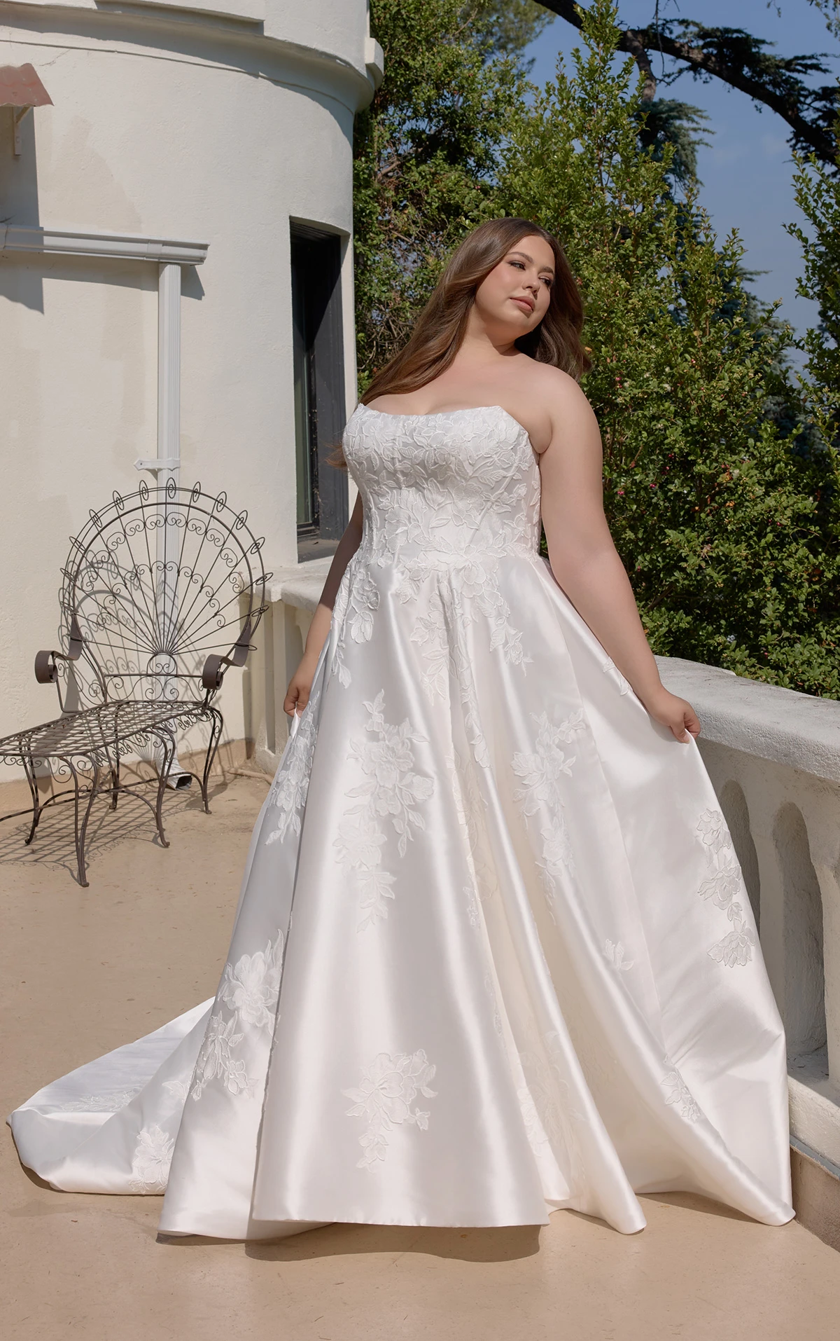 d4407+ Trägerloses A-Linien-Brautkleid in Übergröße aus Mikado mit floralen Spitzenapplikationen  by Essense of Australia