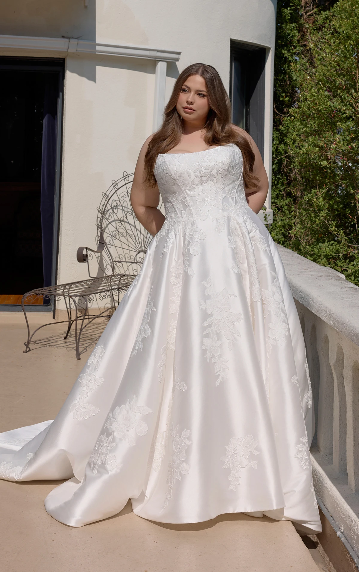 d4407+ Trägerloses A-Linien-Brautkleid in Übergröße aus Mikado mit floralen Spitzenapplikationen  by Essense of Australia