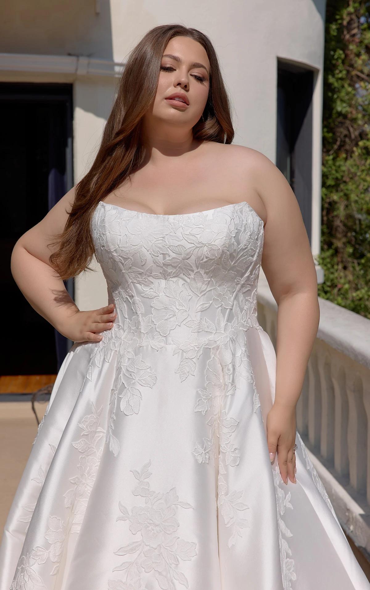d4407+ Trägerloses A-Linien-Brautkleid in Übergröße aus Mikado mit floralen Spitzenapplikationen  by Essense of Australia
