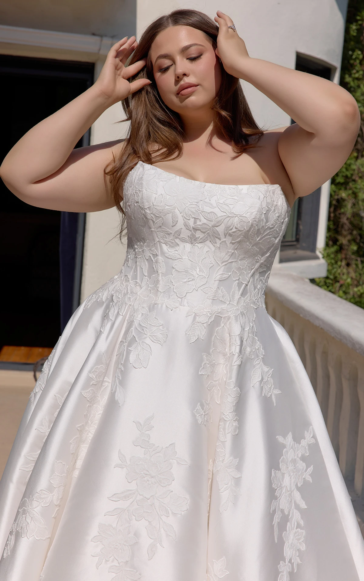 d4407+ Trägerloses A-Linien-Brautkleid in Übergröße aus Mikado mit floralen Spitzenapplikationen  by Essense of Australia