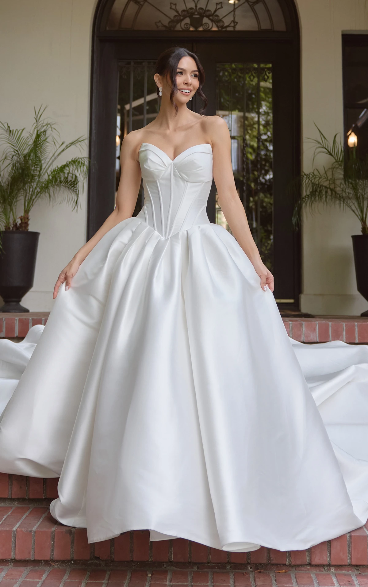 d4410 Trägerloses Ball-Brautkleid aus Mikado mit Cat-Eye-Ausschnitt und tiefer Taille  by Essense of Australia
