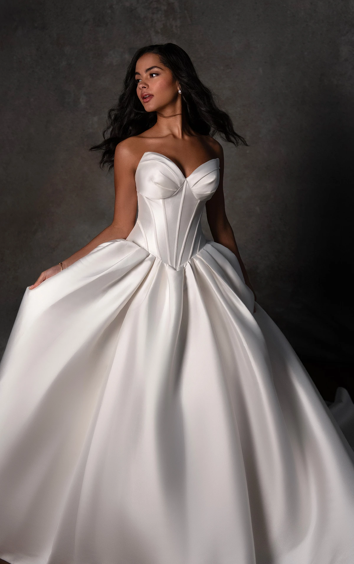 d4410 Trägerloses Ball-Brautkleid aus Mikado mit Cat-Eye-Ausschnitt und tiefer Taille  by Essense of Australia