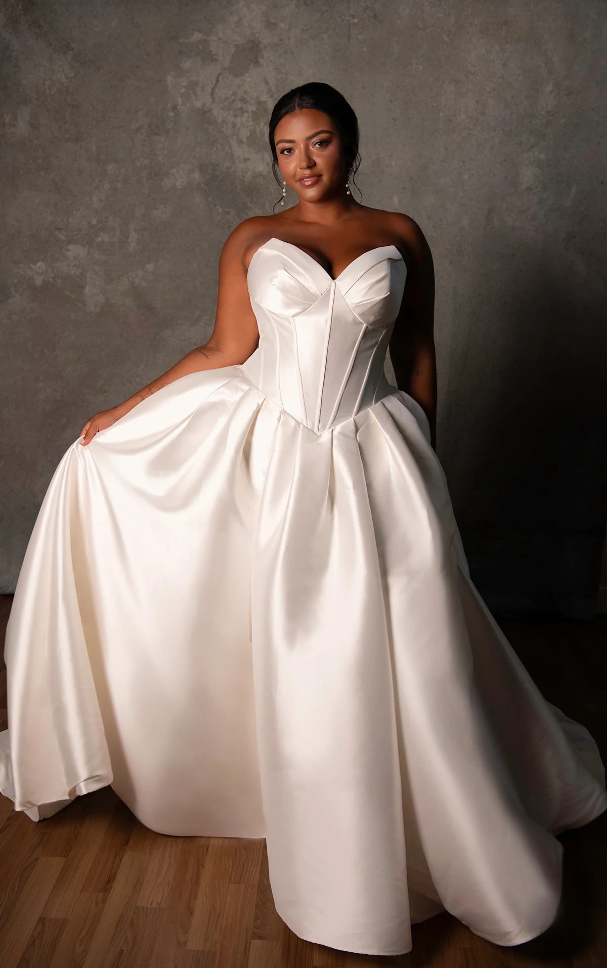 d4410 Trägerloses Ball-Brautkleid aus Mikado mit Cat-Eye-Ausschnitt und tiefer Taille  by Essense of Australia