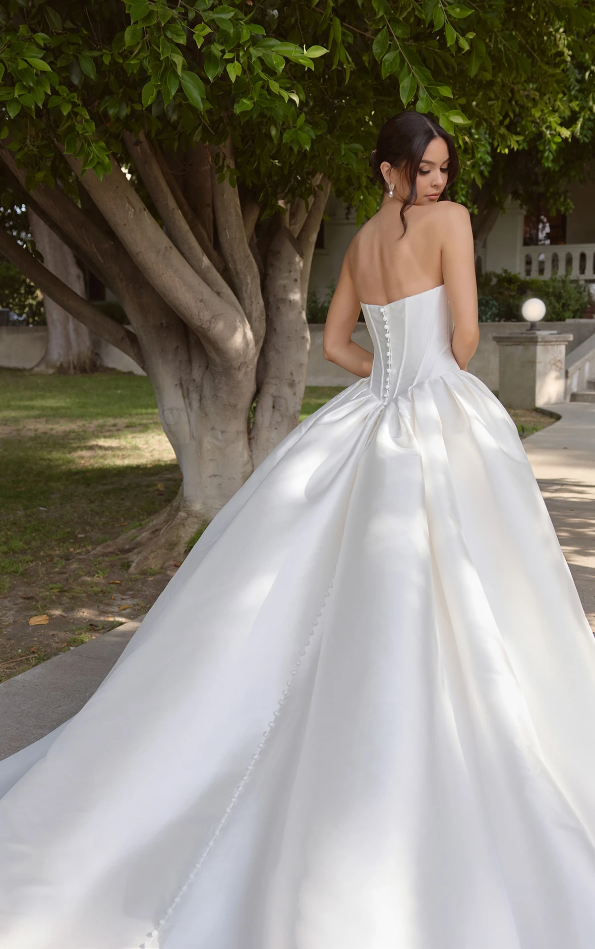 d4410 Trägerloses Ball-Brautkleid aus Mikado mit Cat-Eye-Ausschnitt und tiefer Taille  by Essense of Australia