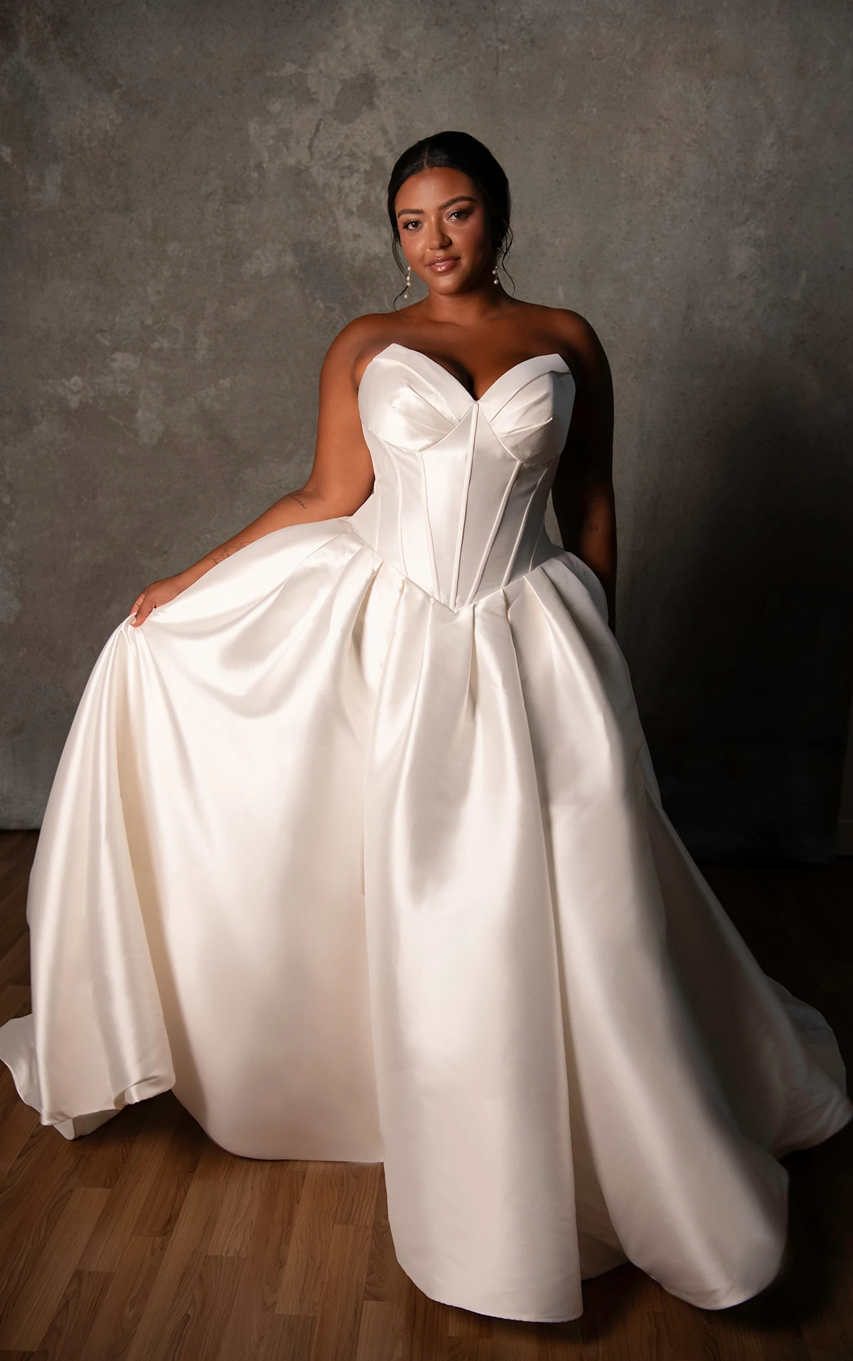 d4410+ Trägerloses Ball-Brautkleid in Übergröße aus Mikado mit Cat-Eye-Ausschnitt und tiefer Taille  by Essense of Australia