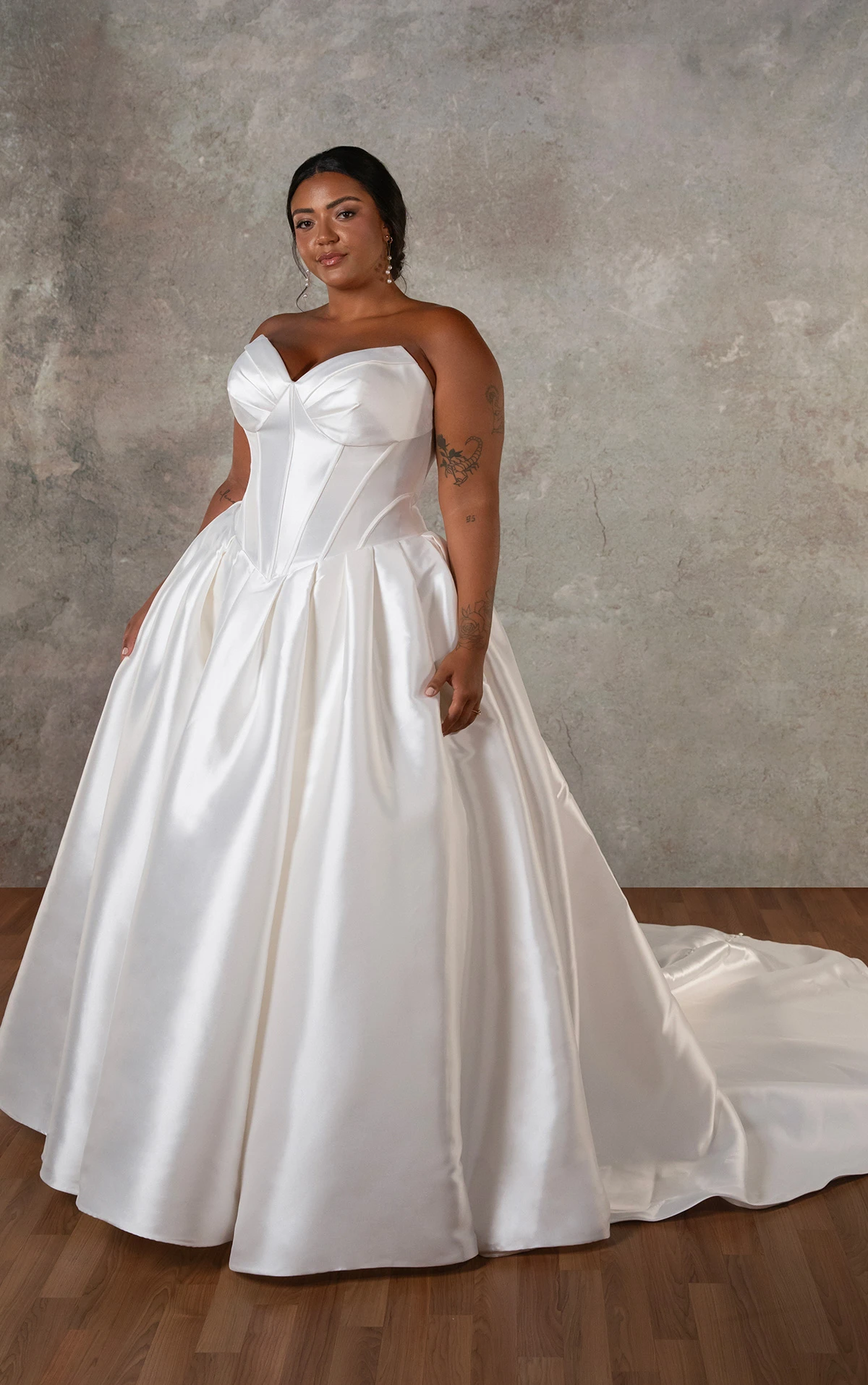 d4410+ Trägerloses Ball-Brautkleid in Übergröße aus Mikado mit Cat-Eye-Ausschnitt und tiefer Taille  by Essense of Australia