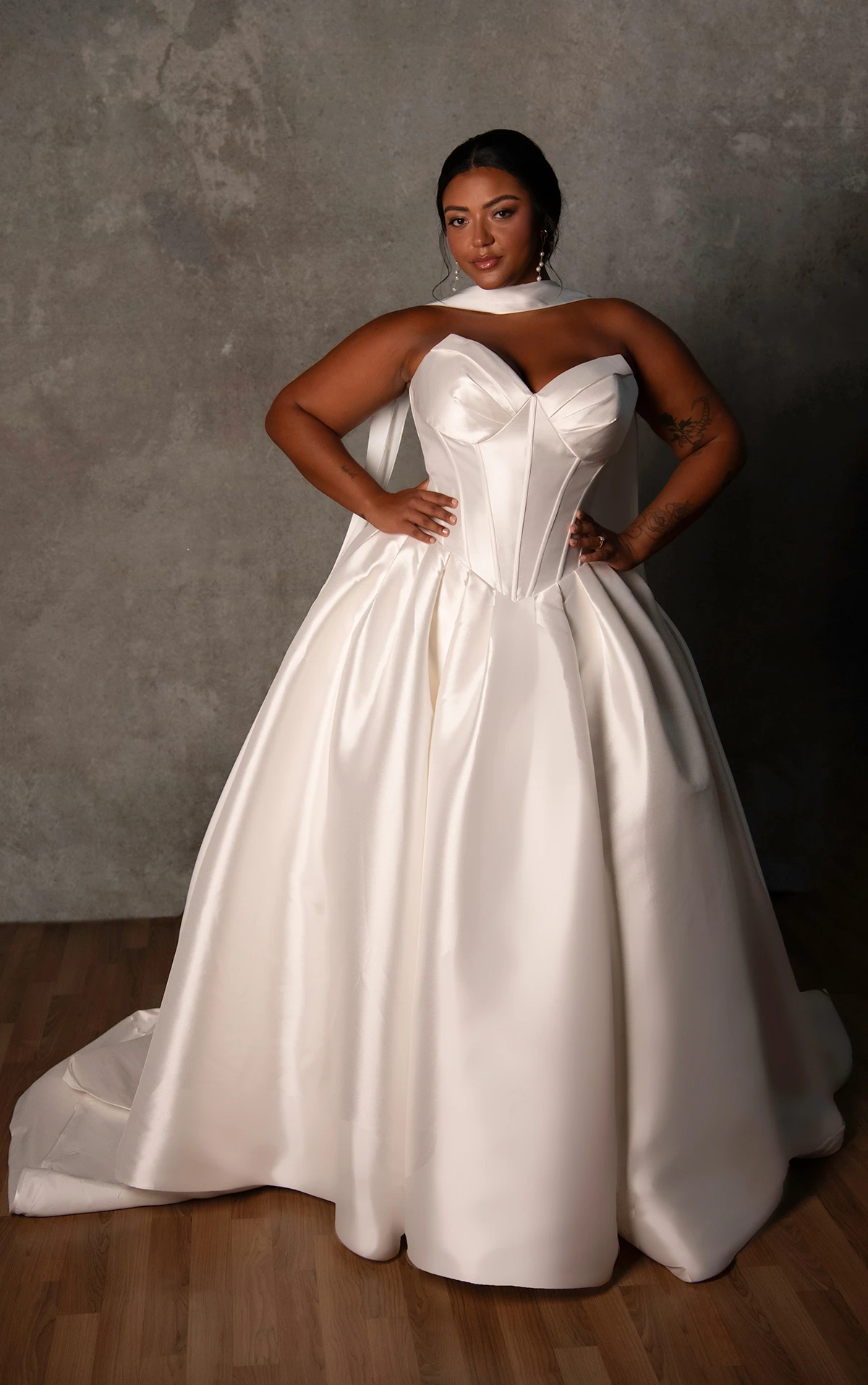 d4410+ Trägerloses Ball-Brautkleid in Übergröße aus Mikado mit Cat-Eye-Ausschnitt und tiefer Taille  by Essense of Australia