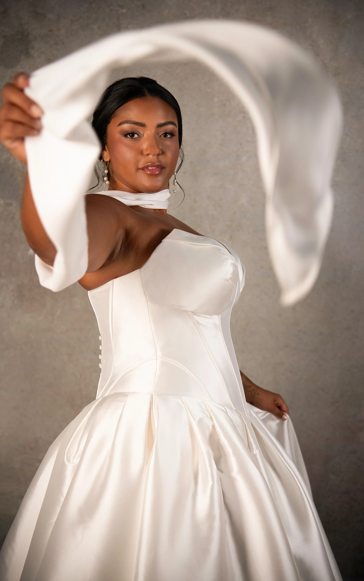d4410+ Trägerloses Ball-Brautkleid in Übergröße aus Mikado mit Cat-Eye-Ausschnitt und tiefer Taille  by Essense of Australia
