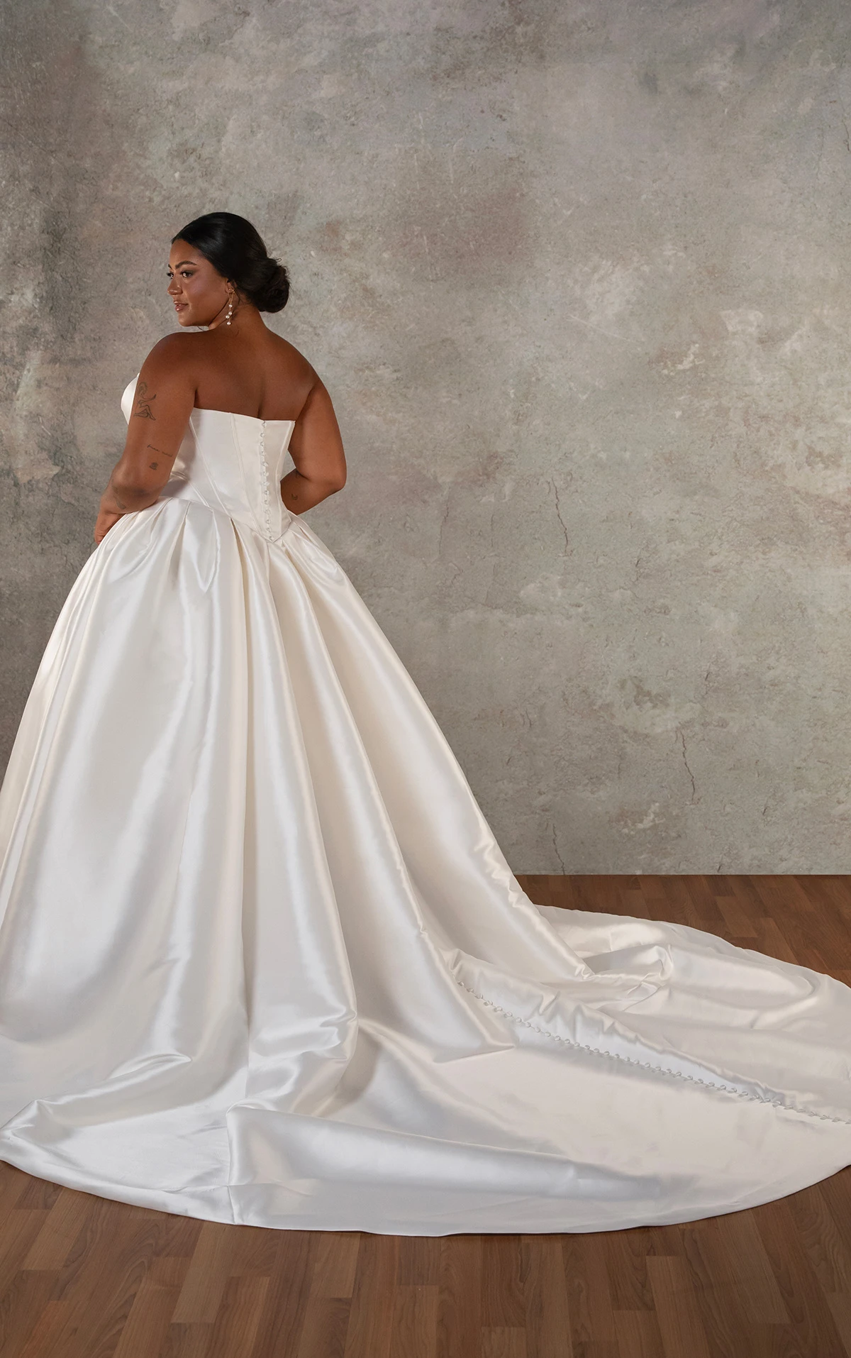 d4410+ Trägerloses Ball-Brautkleid in Übergröße aus Mikado mit Cat-Eye-Ausschnitt und tiefer Taille  by Essense of Australia