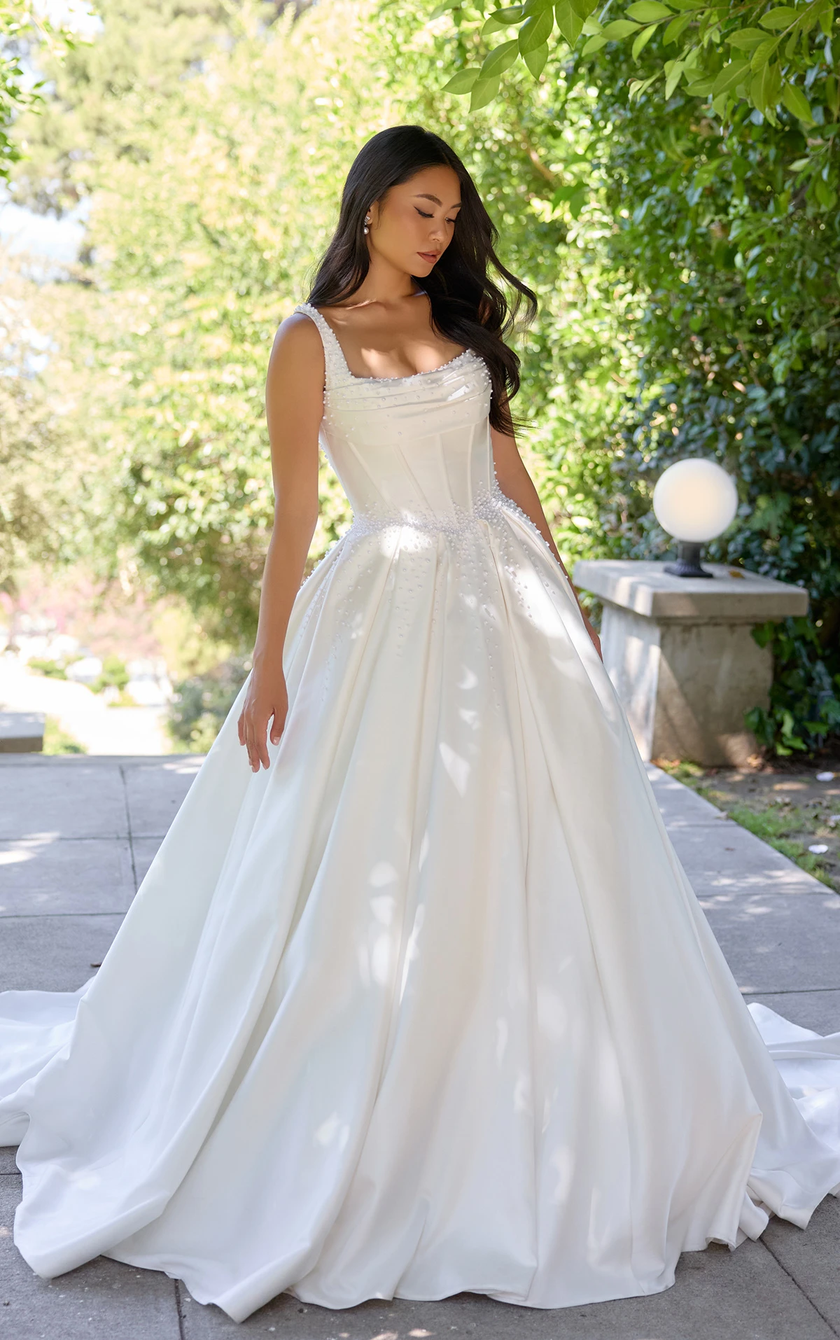 d4418 Ball-Brautkleid aus Mikado mit drapiertem Ausschnitt und perlenbesetzten Details  by Essense of Australia