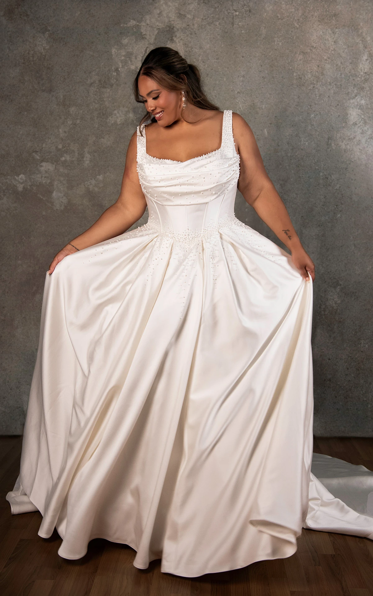 d4418 Ball-Brautkleid aus Mikado mit drapiertem Ausschnitt und perlenbesetzten Details  by Essense of Australia