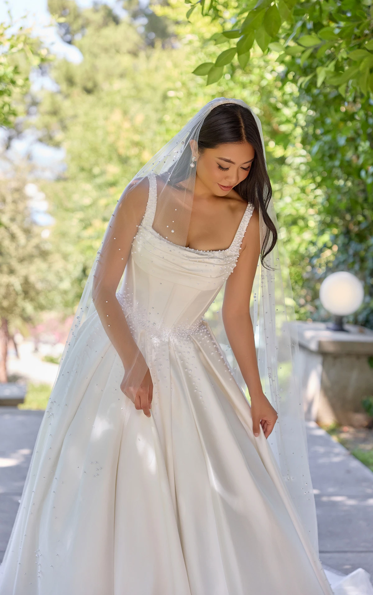 d4418 Ball-Brautkleid aus Mikado mit drapiertem Ausschnitt und perlenbesetzten Details  by Essense of Australia