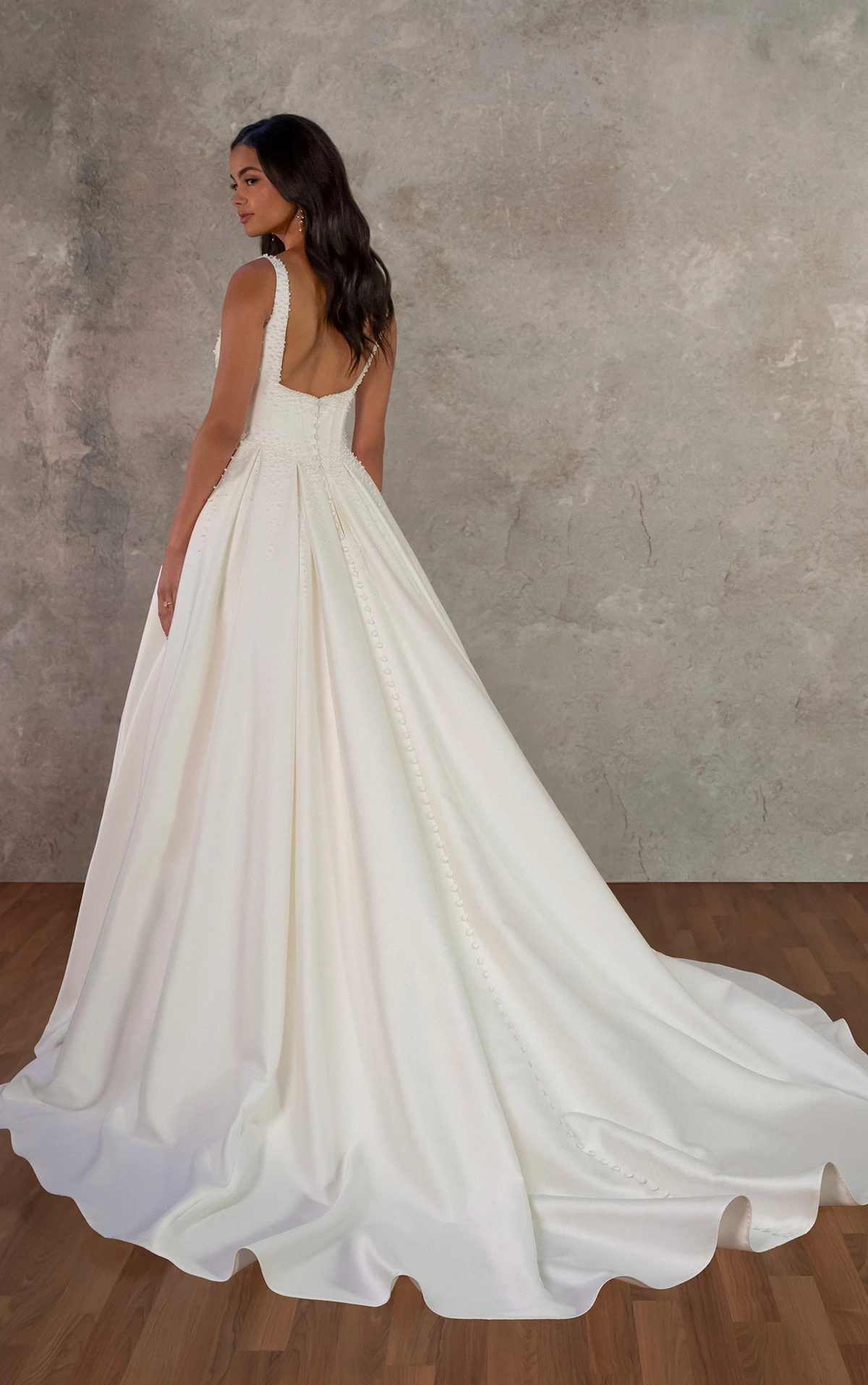 d4418 Ball-Brautkleid aus Mikado mit drapiertem Ausschnitt und perlenbesetzten Details  by Essense of Australia