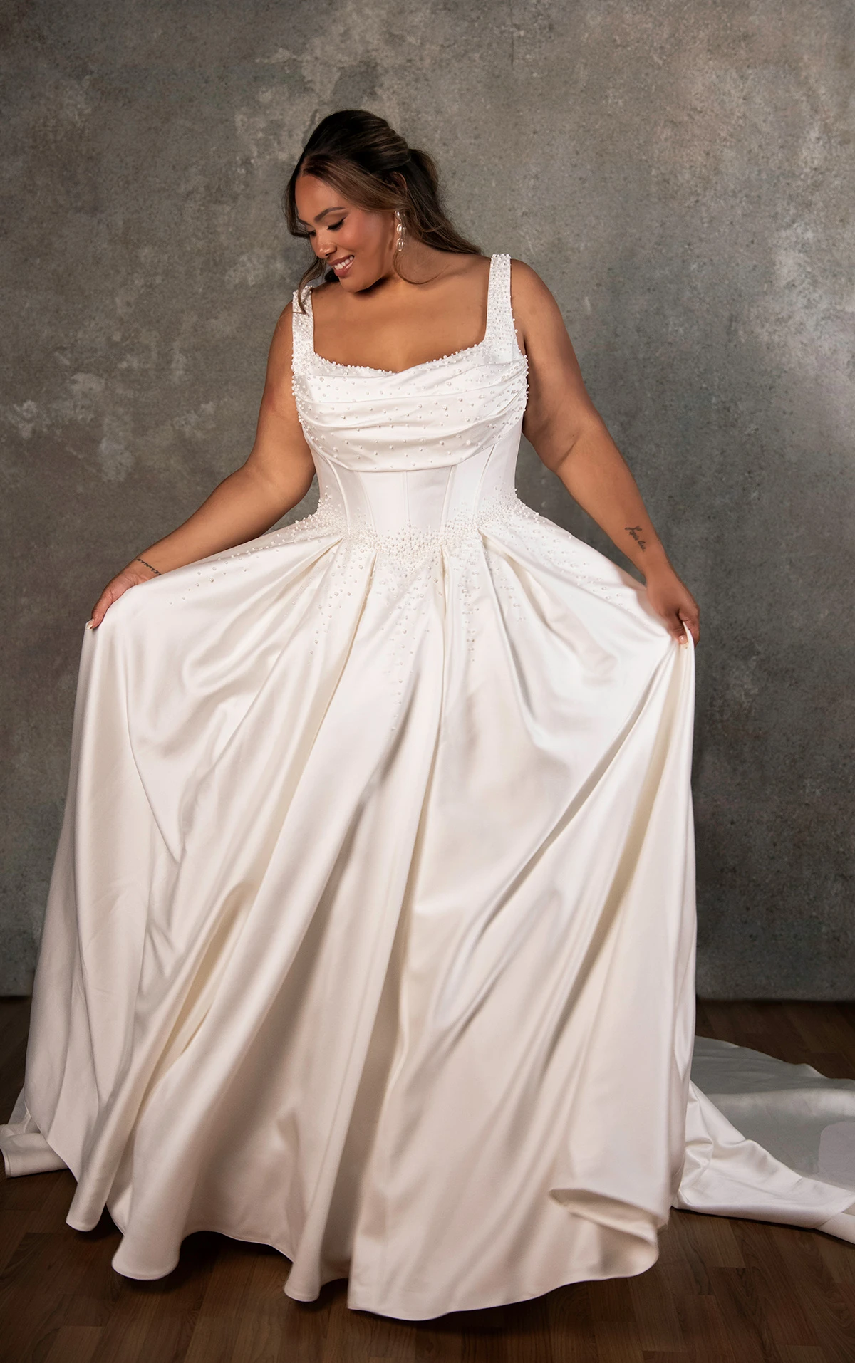 d4418+ Ball-Brautkleid in Übergröße aus Mikado mit drapiertem Ausschnitt und perlenbesetzten Details  by Essense of Australia