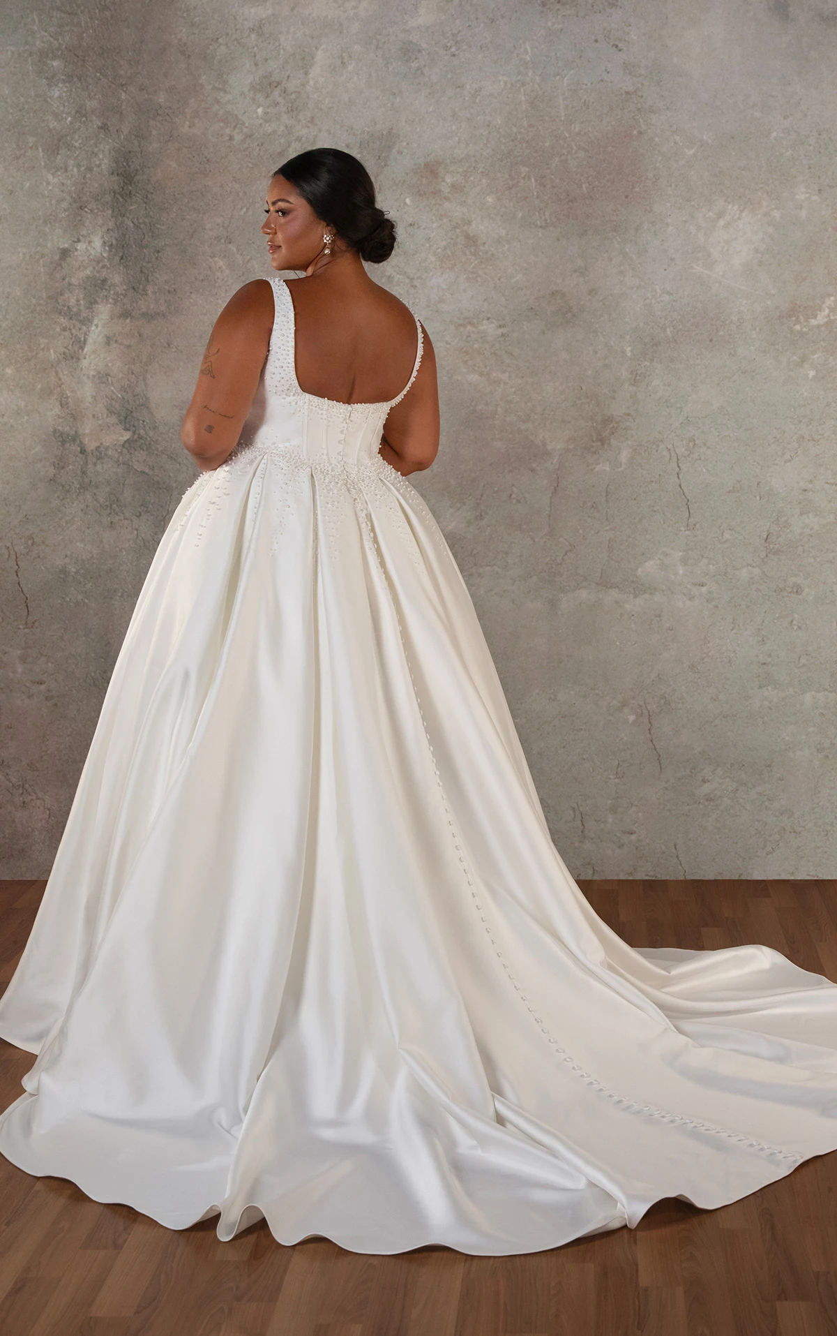 d4418+ Ball-Brautkleid in Übergröße aus Mikado mit drapiertem Ausschnitt und perlenbesetzten Details  by Essense of Australia