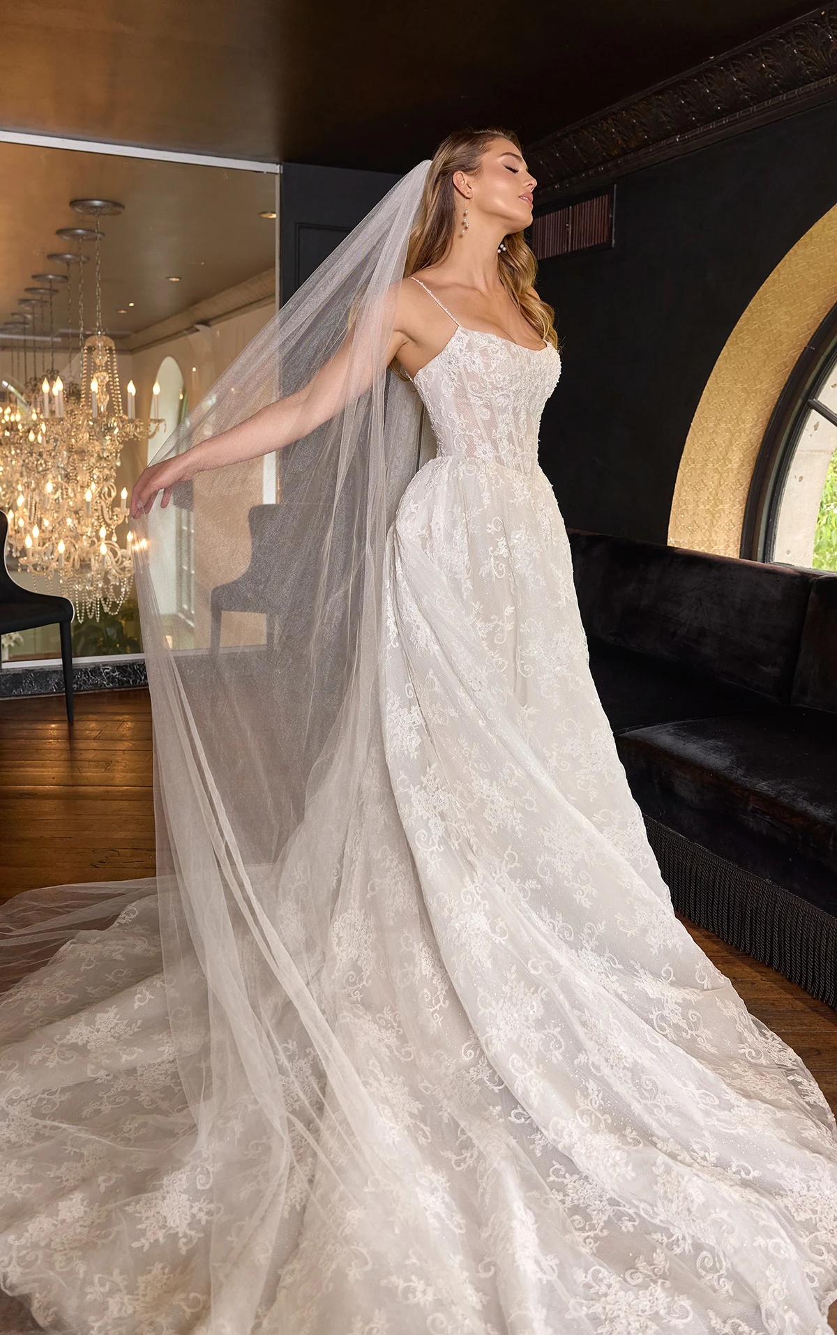 d4425 A-Linien-Ball-Brautkleid aus Spitze mit herzförmigem Ausschnitt und Spaghettiträgern  by Essense of Australia