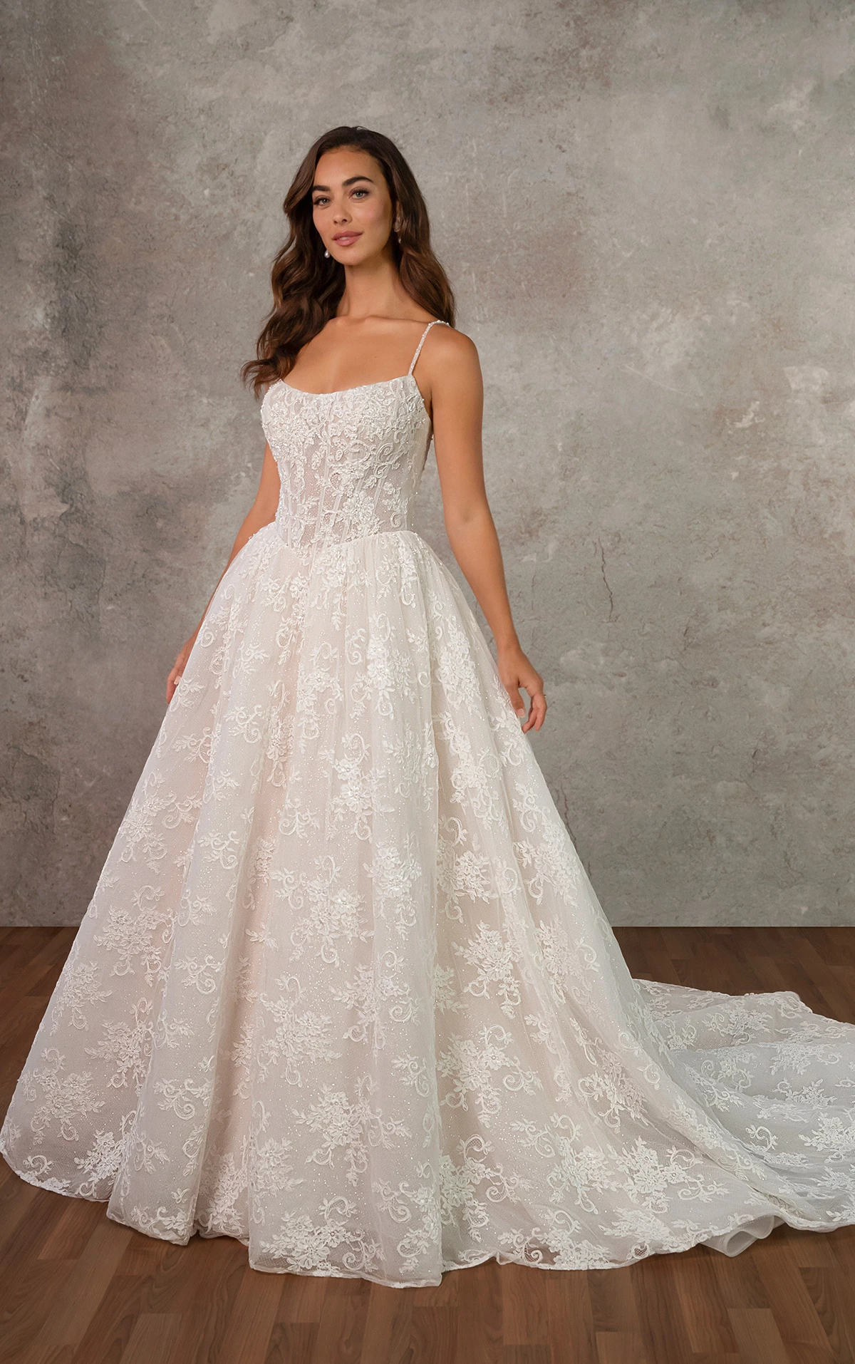 d4425 A-Linien-Ball-Brautkleid aus Spitze mit herzförmigem Ausschnitt und Spaghettiträgern  by Essense of Australia