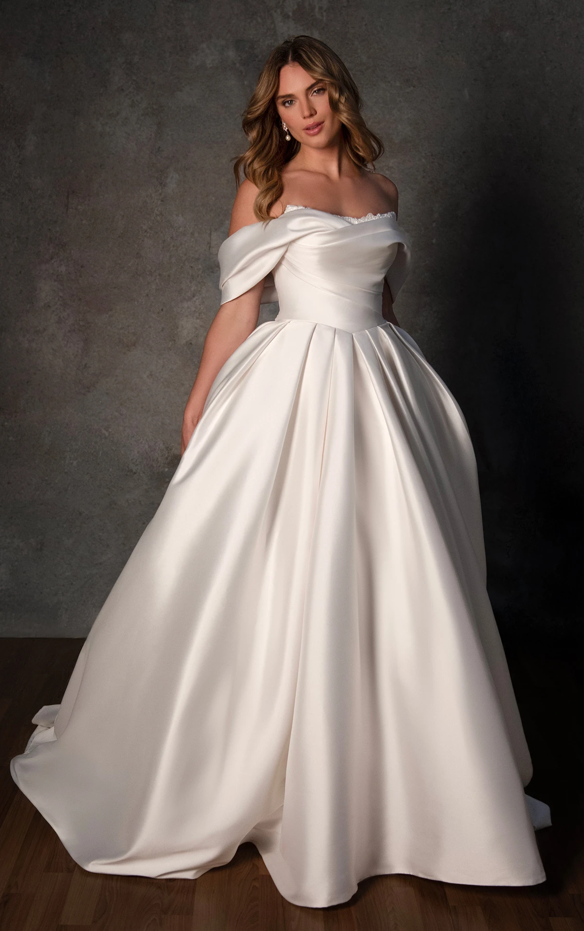 d4427 Schulterfreies Ball-Brautkleid aus Mikado mit drapiertem Spitzenoberteil  by Essense of Australia