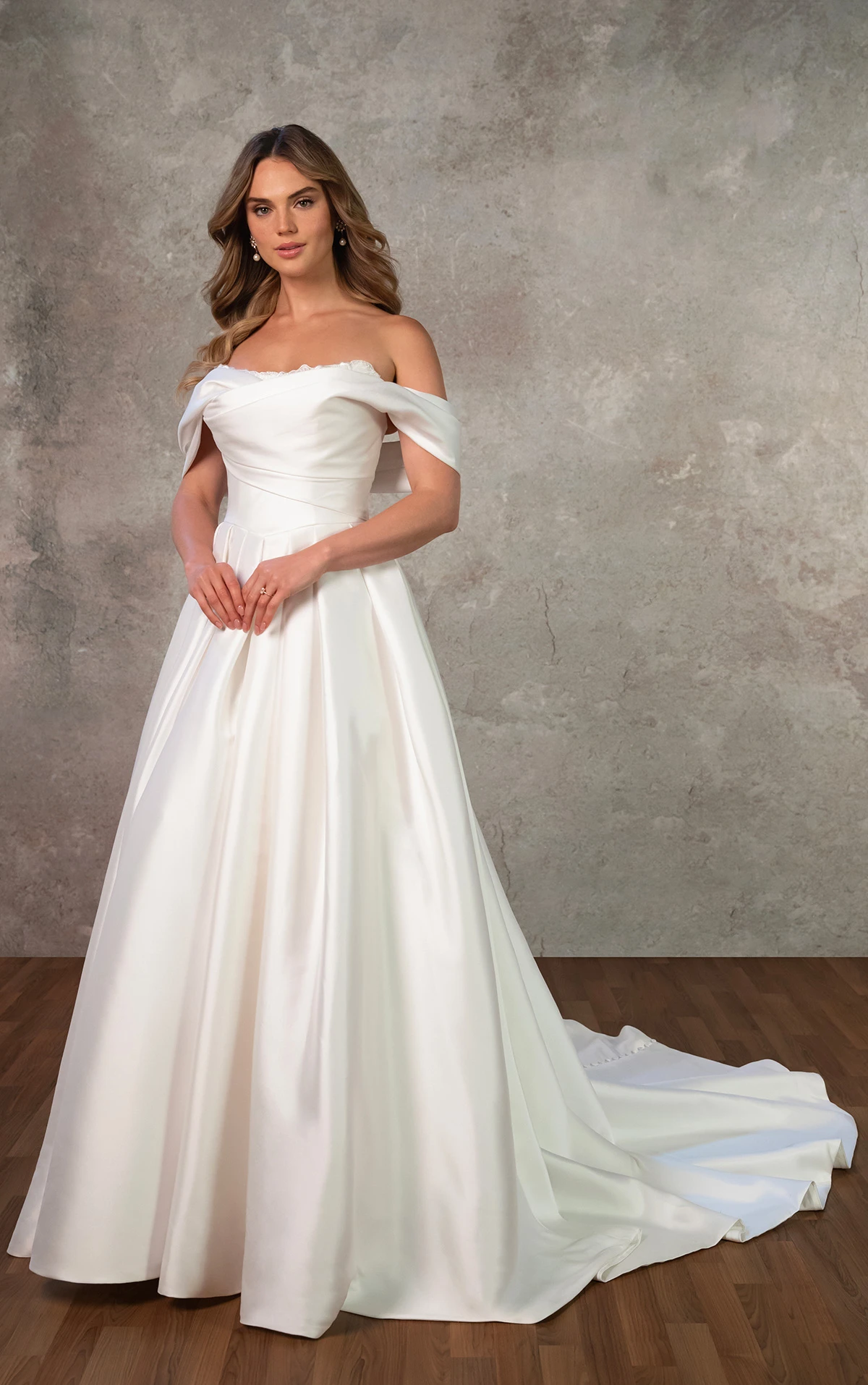 d4427 Schulterfreies Ball-Brautkleid aus Mikado mit drapiertem Spitzenoberteil  by Essense of Australia