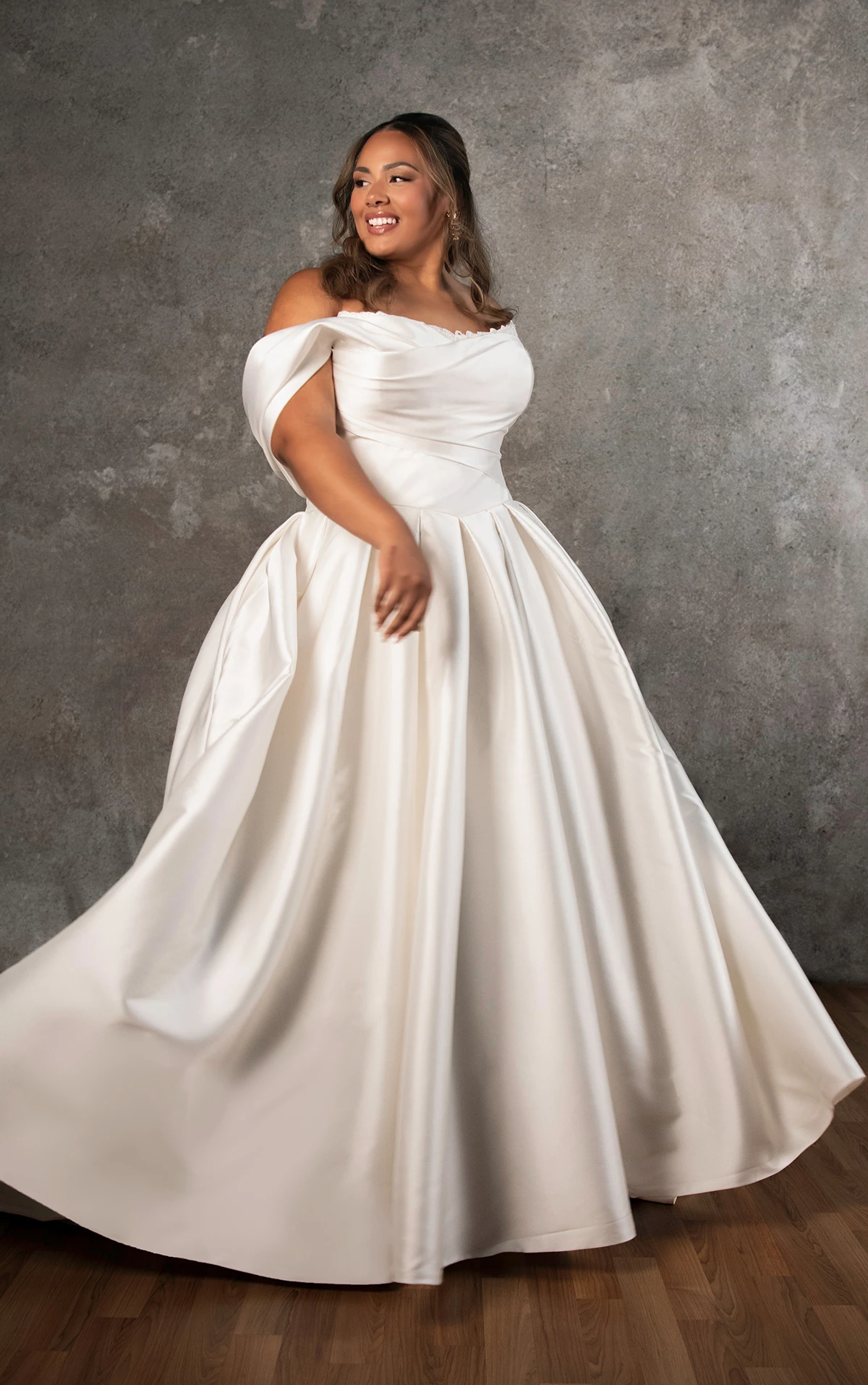 d4427 Schulterfreies Ball-Brautkleid aus Mikado mit drapiertem Spitzenoberteil  by Essense of Australia