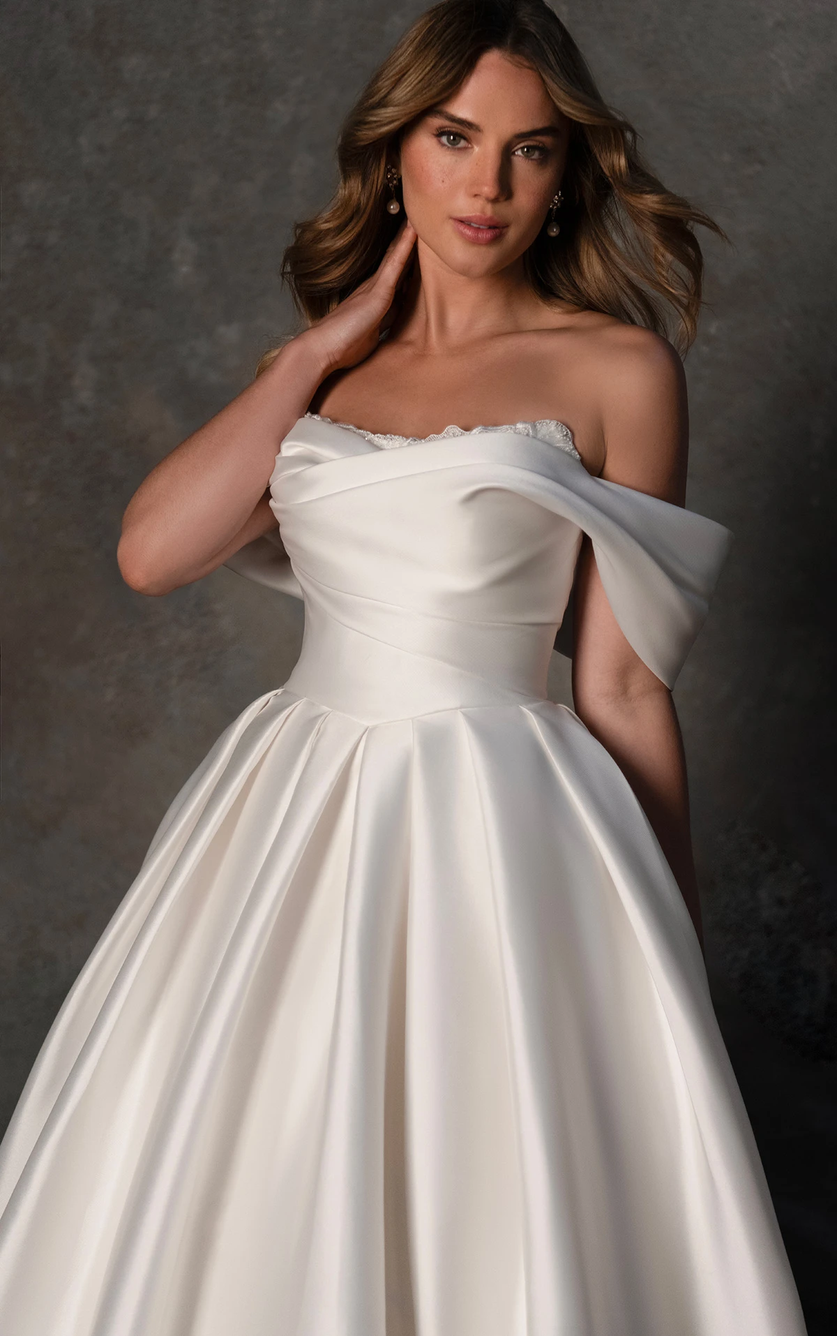 d4427 Schulterfreies Ball-Brautkleid aus Mikado mit drapiertem Spitzenoberteil  by Essense of Australia