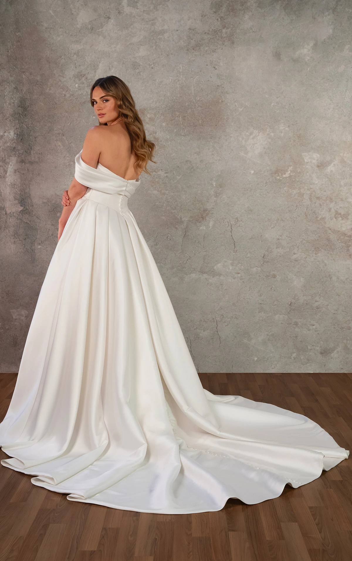 d4427 Schulterfreies Ball-Brautkleid aus Mikado mit drapiertem Spitzenoberteil  by Essense of Australia
