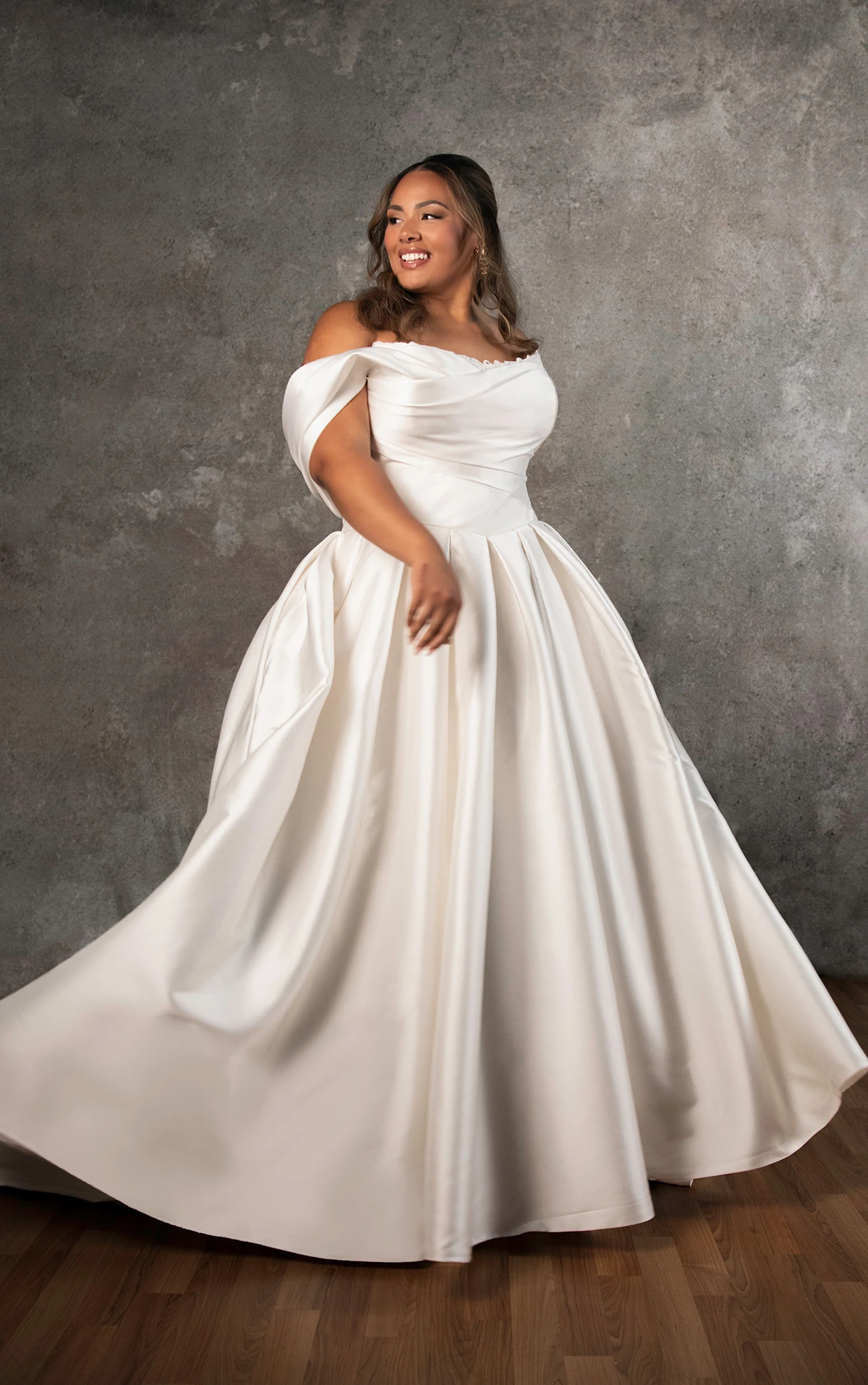 d4427+ Schulterfreies Ball-Brautkleid in Übergröße aus Mikado mit drapiertem Spitzenoberteil  by Essense of Australia