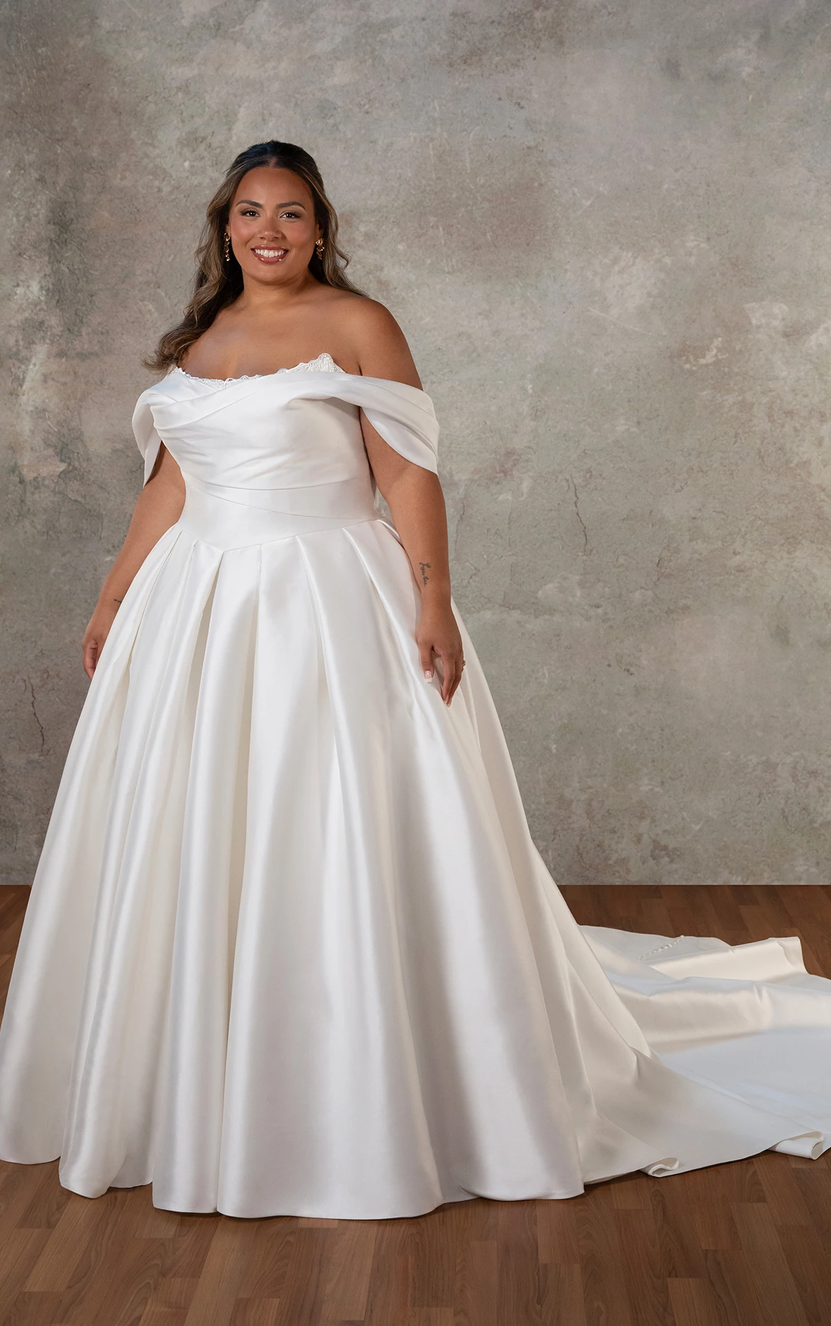 d4427+ Schulterfreies Ball-Brautkleid in Übergröße aus Mikado mit drapiertem Spitzenoberteil  by Essense of Australia
