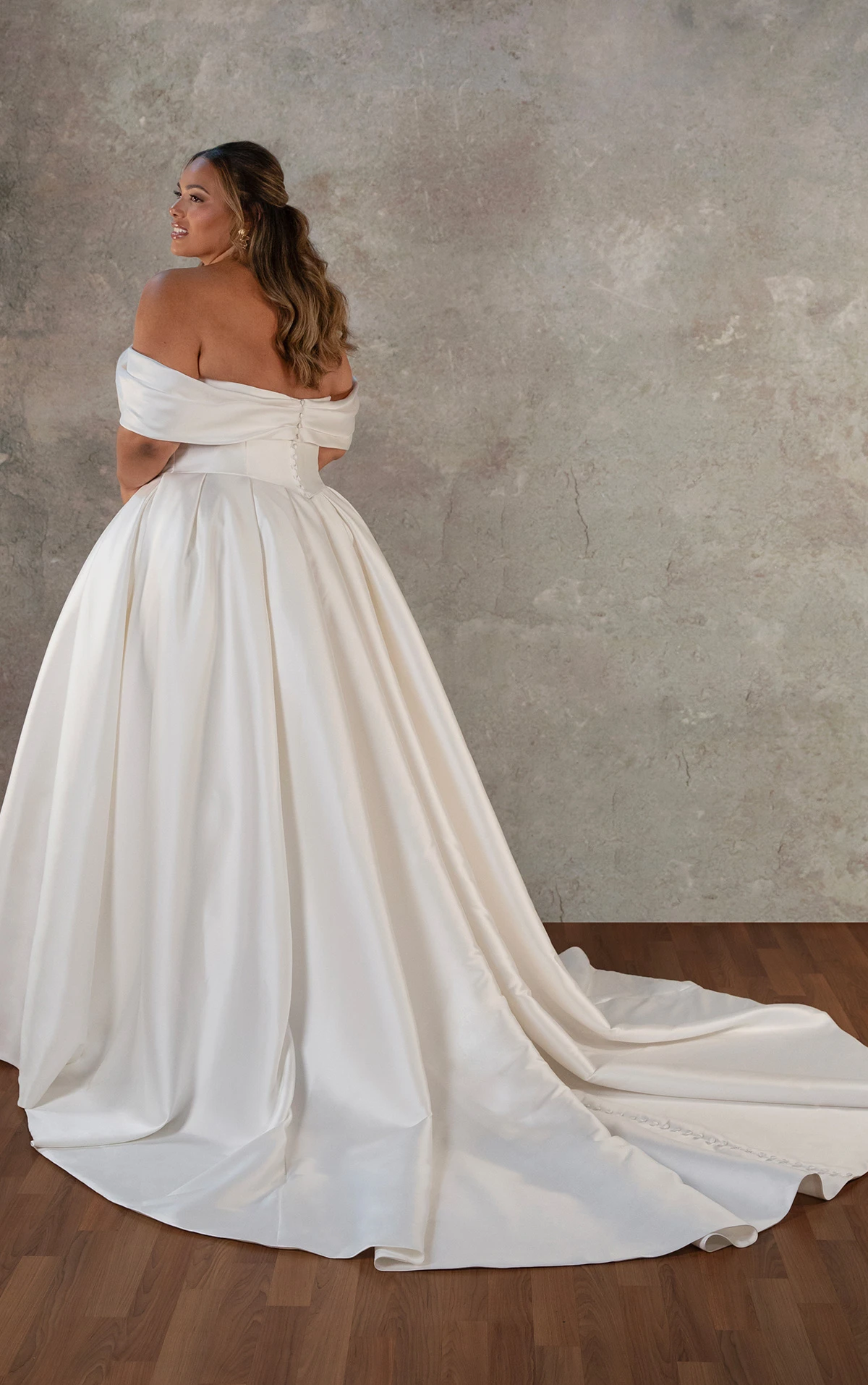 d4427+ Schulterfreies Ball-Brautkleid in Übergröße aus Mikado mit drapiertem Spitzenoberteil  by Essense of Australia