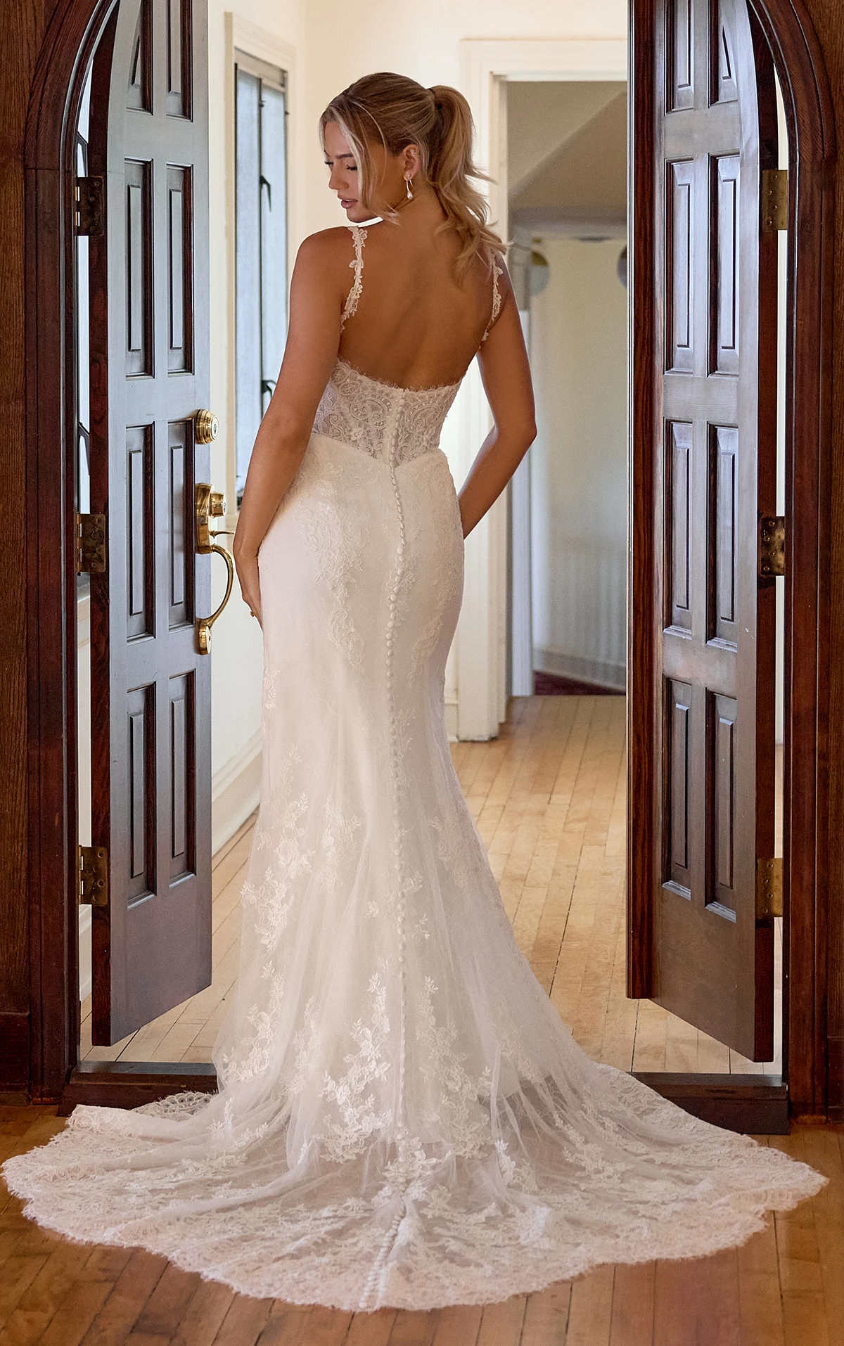 d4437 Fit-and-Flare-Brautkleid aus Spitze mit wellenförmiger Schleppe und Baskentaille  by Essense of Australia