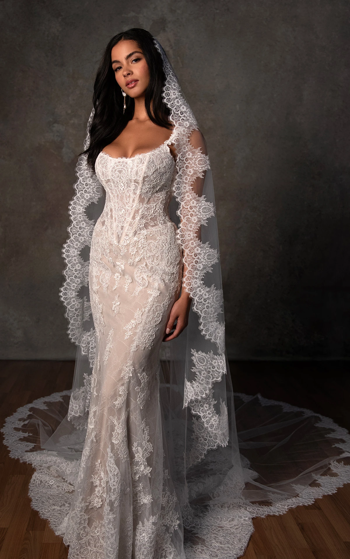 d4437 Fit-and-Flare-Brautkleid aus Spitze mit wellenförmiger Schleppe und Baskentaille  by Essense of Australia