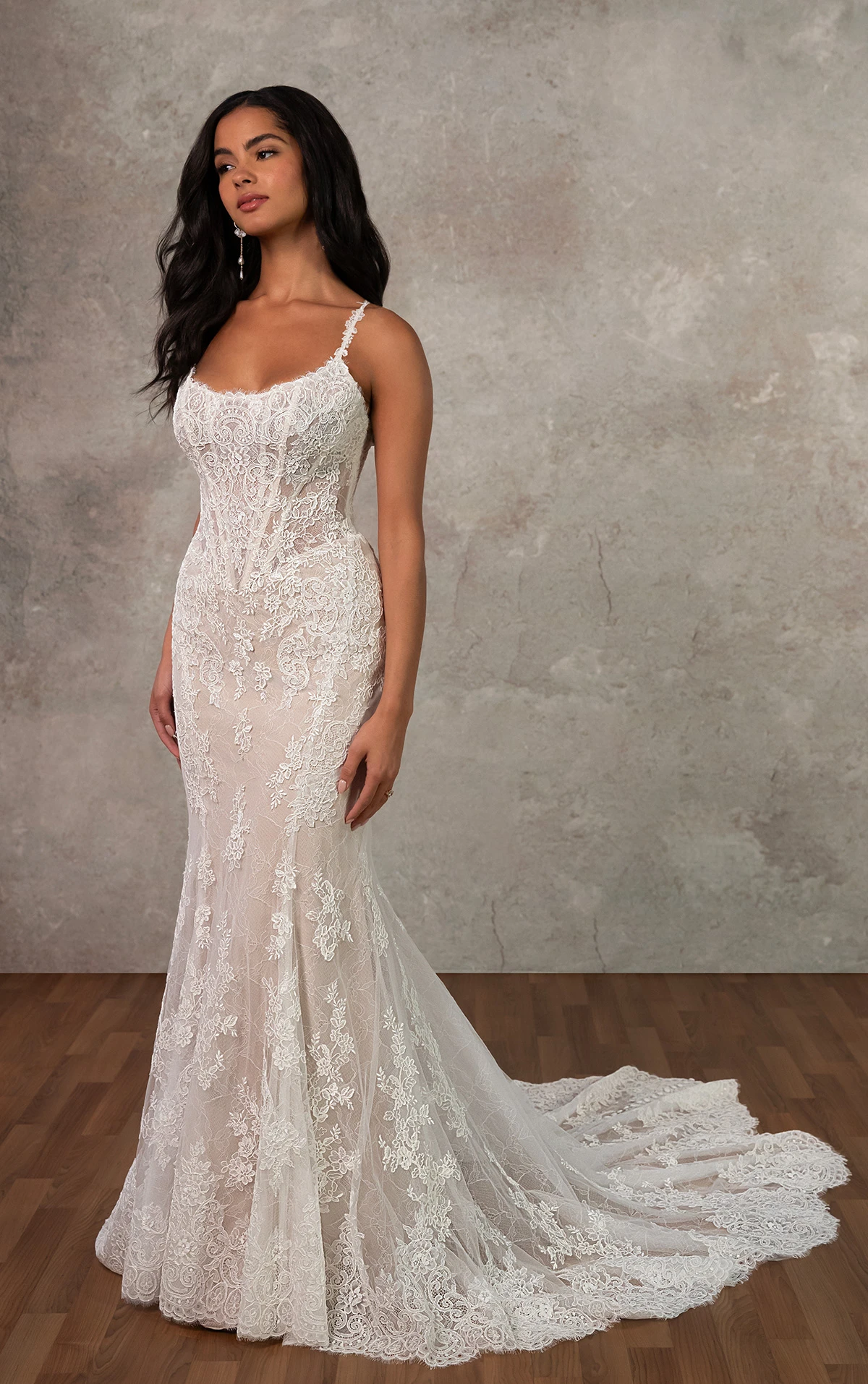 d4437 Fit-and-Flare-Brautkleid aus Spitze mit wellenförmiger Schleppe und Baskentaille  by Essense of Australia