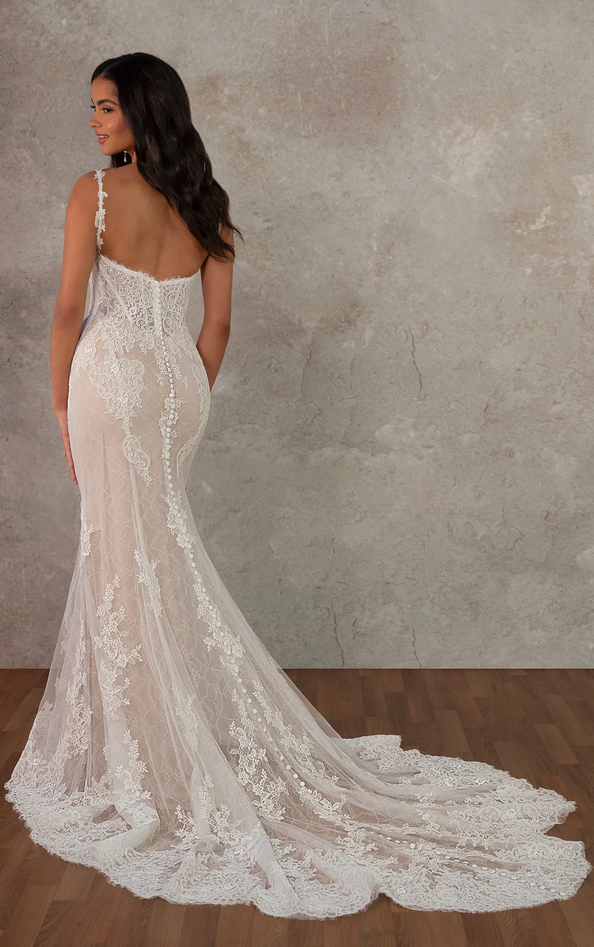 d4437 Fit-and-Flare-Brautkleid aus Spitze mit wellenförmiger Schleppe und Baskentaille  by Essense of Australia