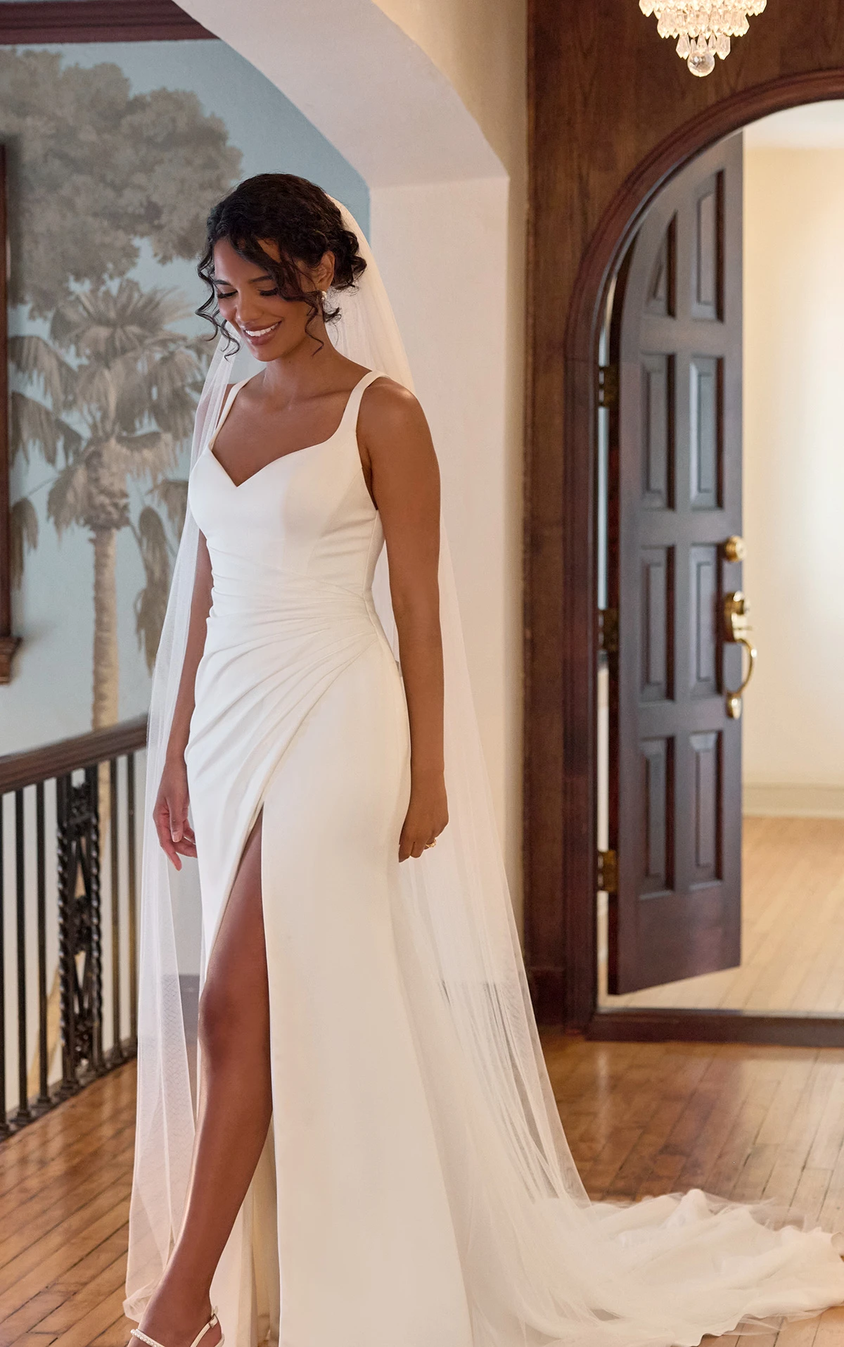 d4439 Etui-Brautkleid aus leichtem Satin mit asymmetrischer Plissierung und tiefem V-Rückenausschnitt  by Essense of Australia