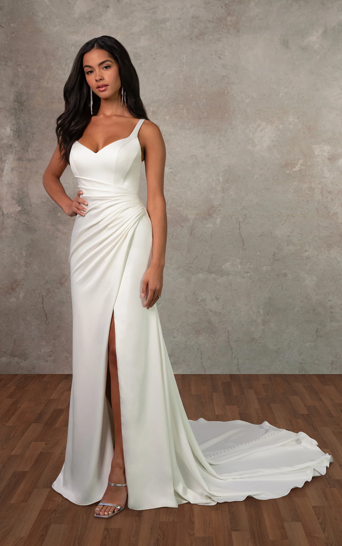d4439 Etui-Brautkleid aus leichtem Satin mit asymmetrischer Plissierung und tiefem V-Rückenausschnitt  by Essense of Australia