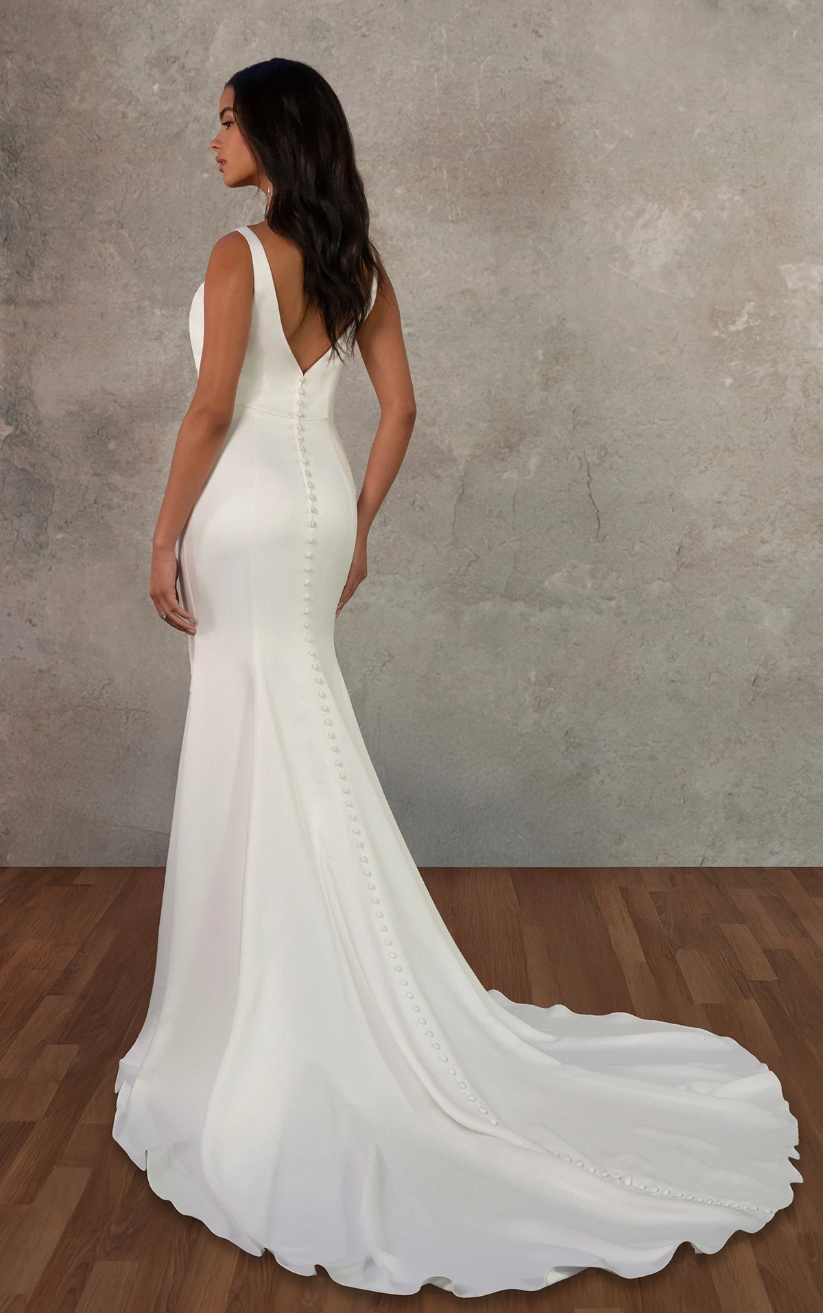 d4439 Etui-Brautkleid aus leichtem Satin mit asymmetrischer Plissierung und tiefem V-Rückenausschnitt  by Essense of Australia