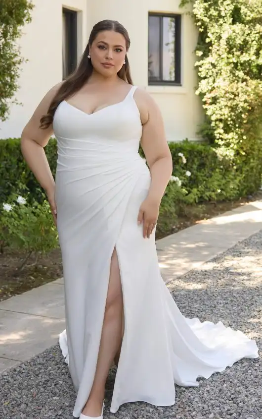 Etui-Brautkleid in Übergröße aus leichtem Satin mit plissiertem Oberteil und tiefem V-Rückenausschnitt, D4439+, by Essense of Australia