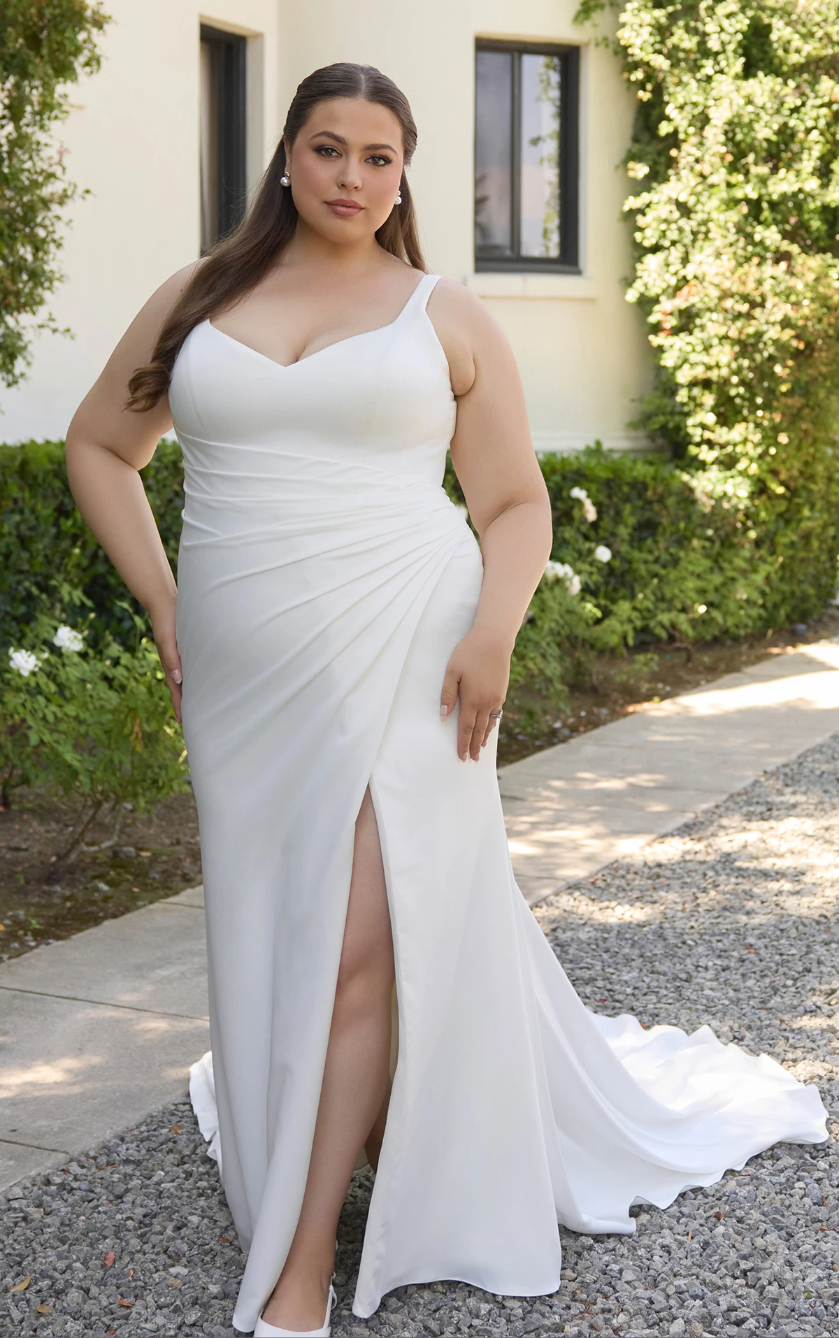 d4439+ Etui-Brautkleid in Übergröße aus leichtem Satin mit plissiertem Oberteil und tiefem V-Rückenausschnitt  by Essense of Australia