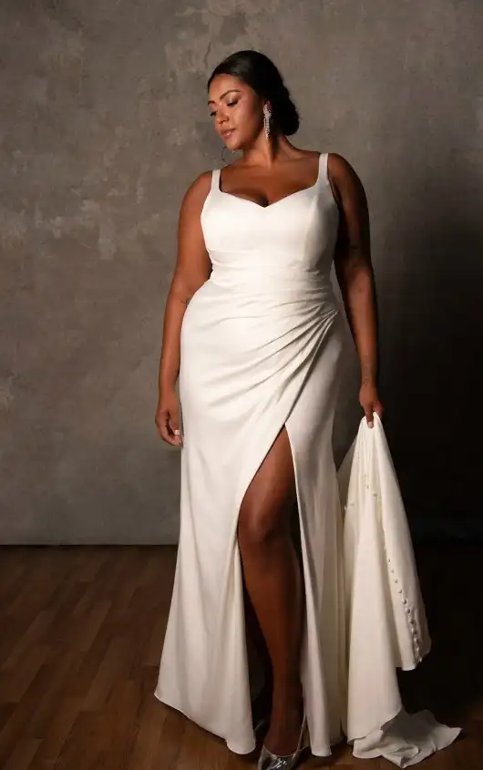 Etui-Brautkleid in Übergröße aus leichtem Satin mit plissiertem Oberteil und tiefem V-Rückenausschnitt, D4439+, by Essense of Australia alternate image