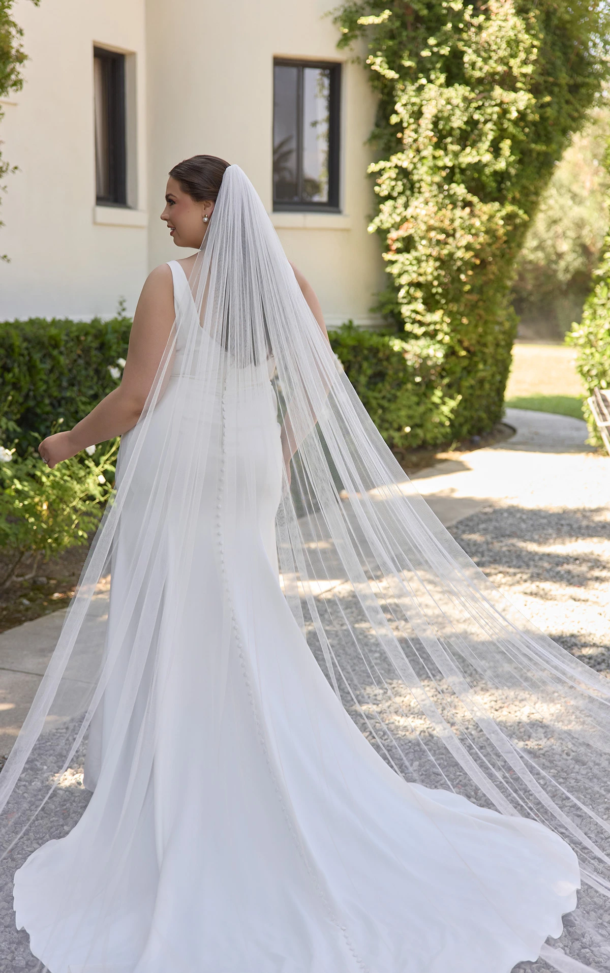 d4439+ Etui-Brautkleid in Übergröße aus leichtem Satin mit plissiertem Oberteil und tiefem V-Rückenausschnitt  by Essense of Australia