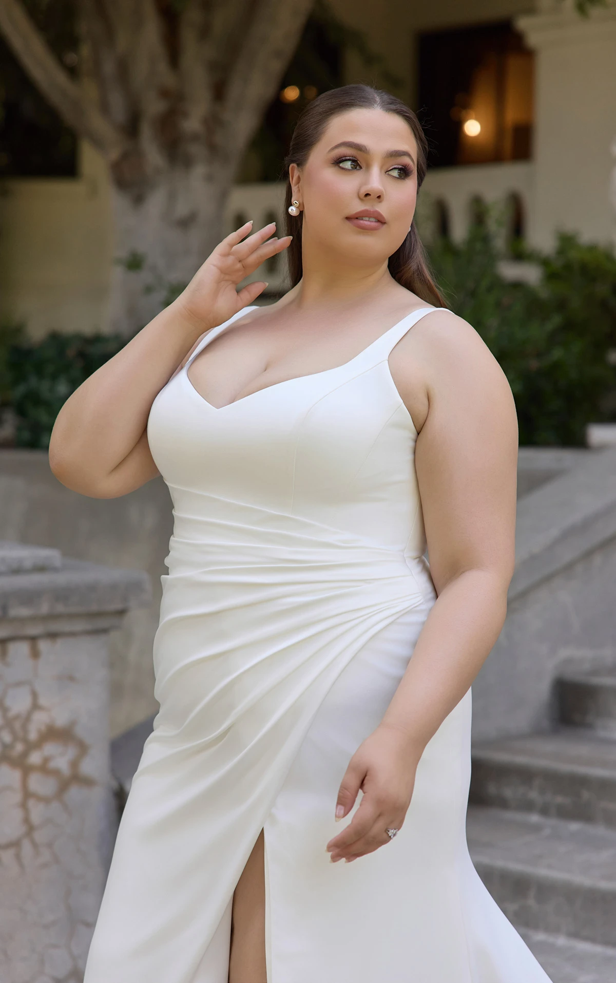 d4439+ Etui-Brautkleid in Übergröße aus leichtem Satin mit plissiertem Oberteil und tiefem V-Rückenausschnitt  by Essense of Australia