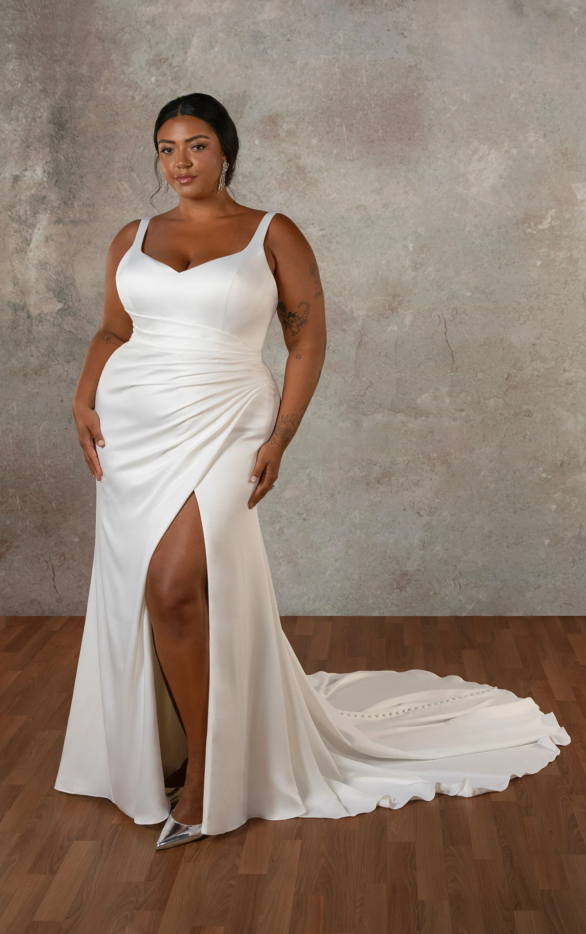 d4439+ Etui-Brautkleid in Übergröße aus leichtem Satin mit plissiertem Oberteil und tiefem V-Rückenausschnitt  by Essense of Australia