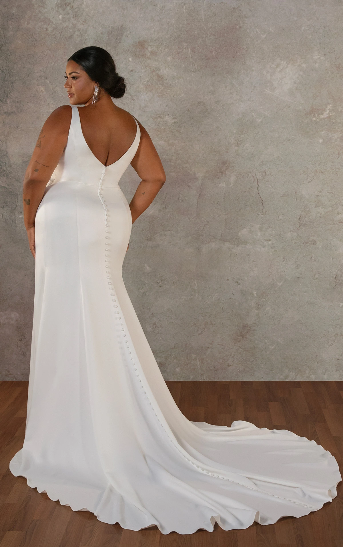 d4439+ Etui-Brautkleid in Übergröße aus leichtem Satin mit plissiertem Oberteil und tiefem V-Rückenausschnitt  by Essense of Australia