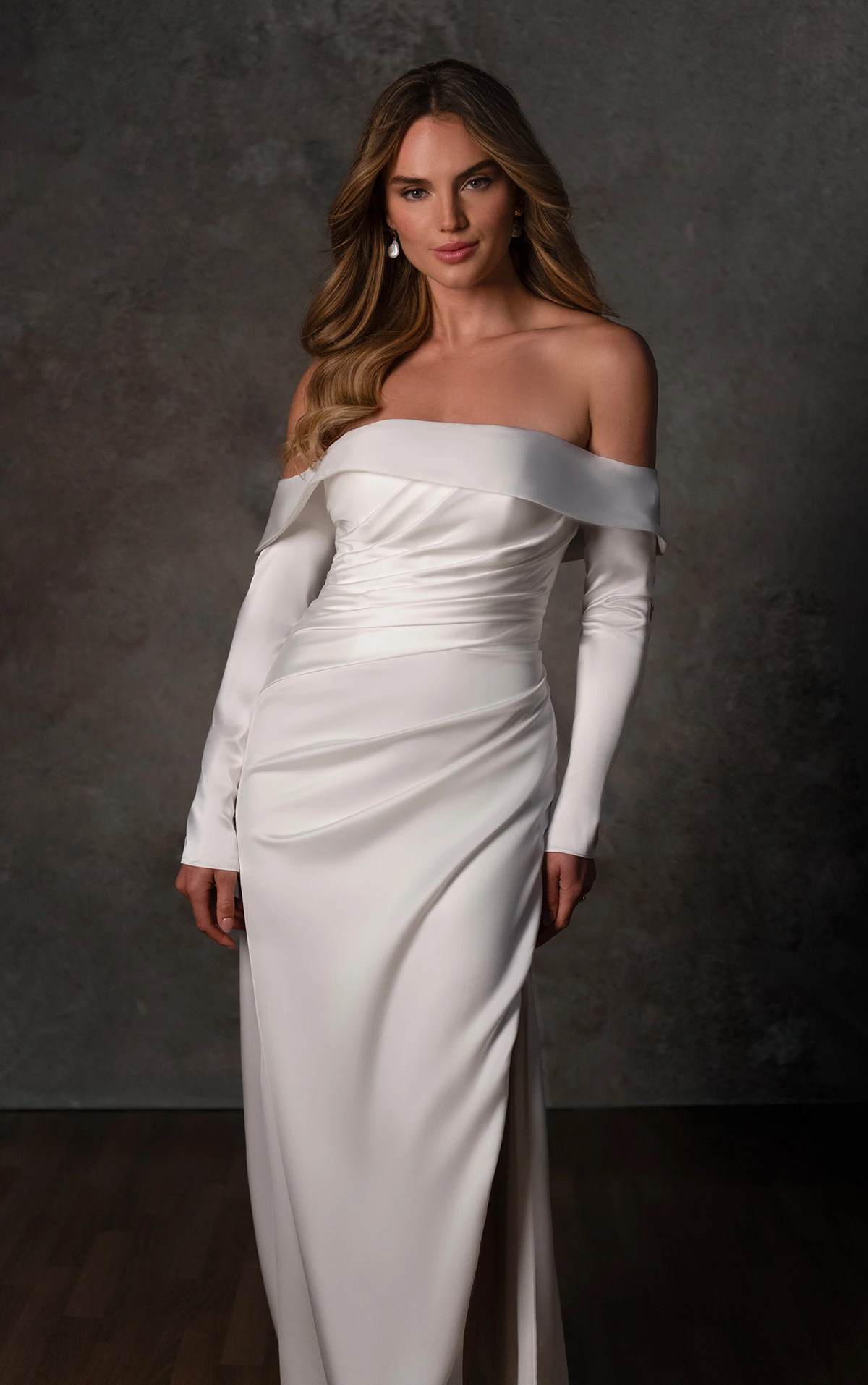 d4446 Trägerloses Etui-Brautkleid aus Charmeuse mit angeschrägter Drapierung und Rockschlitz  by Essense of Australia